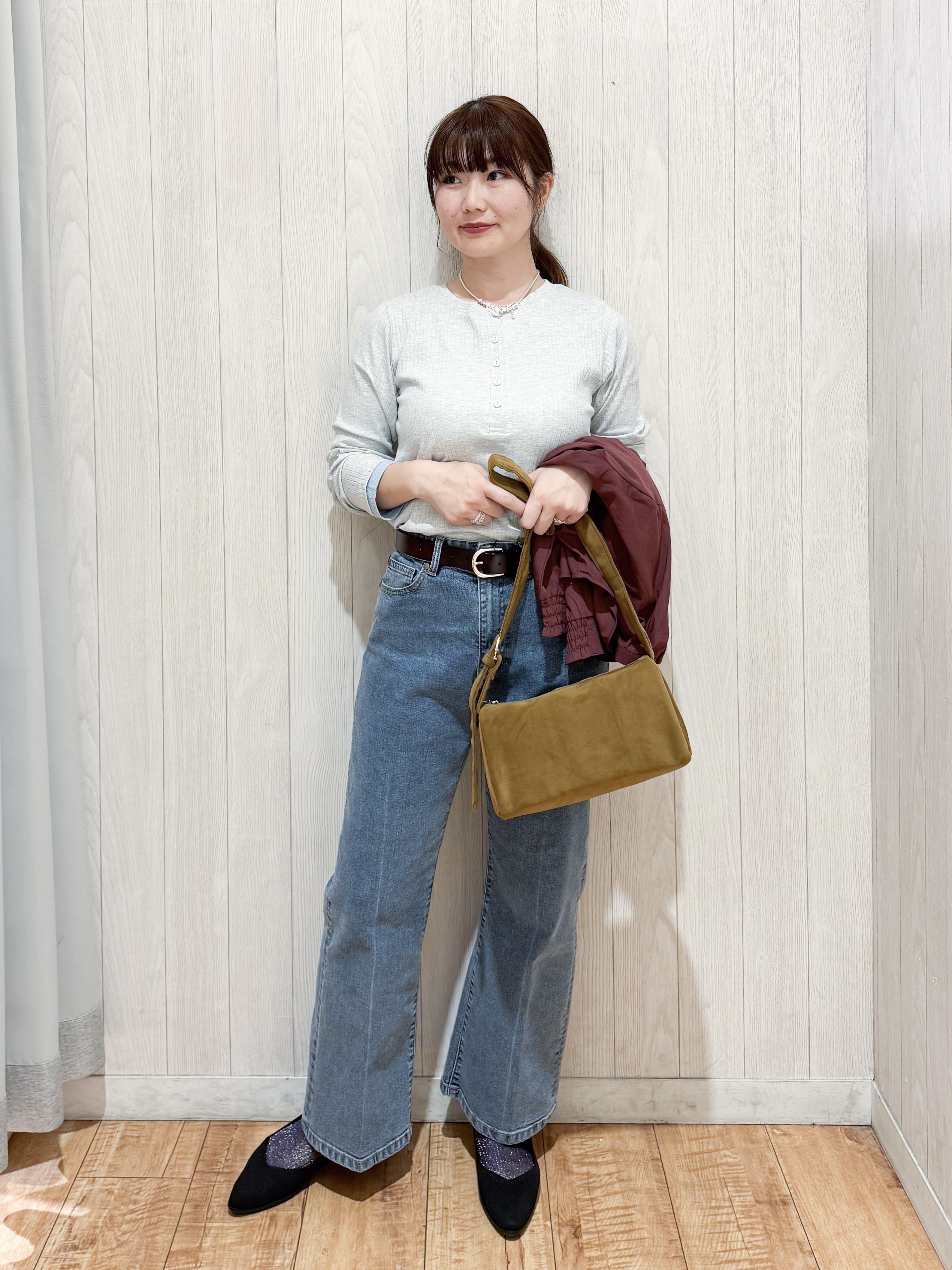 愛さんの「SHOO･LA･RUE｜【洗濯後しわになりにくい/S-LL】キーネック金ボタンポケットシャツ」を使ったコーディネート