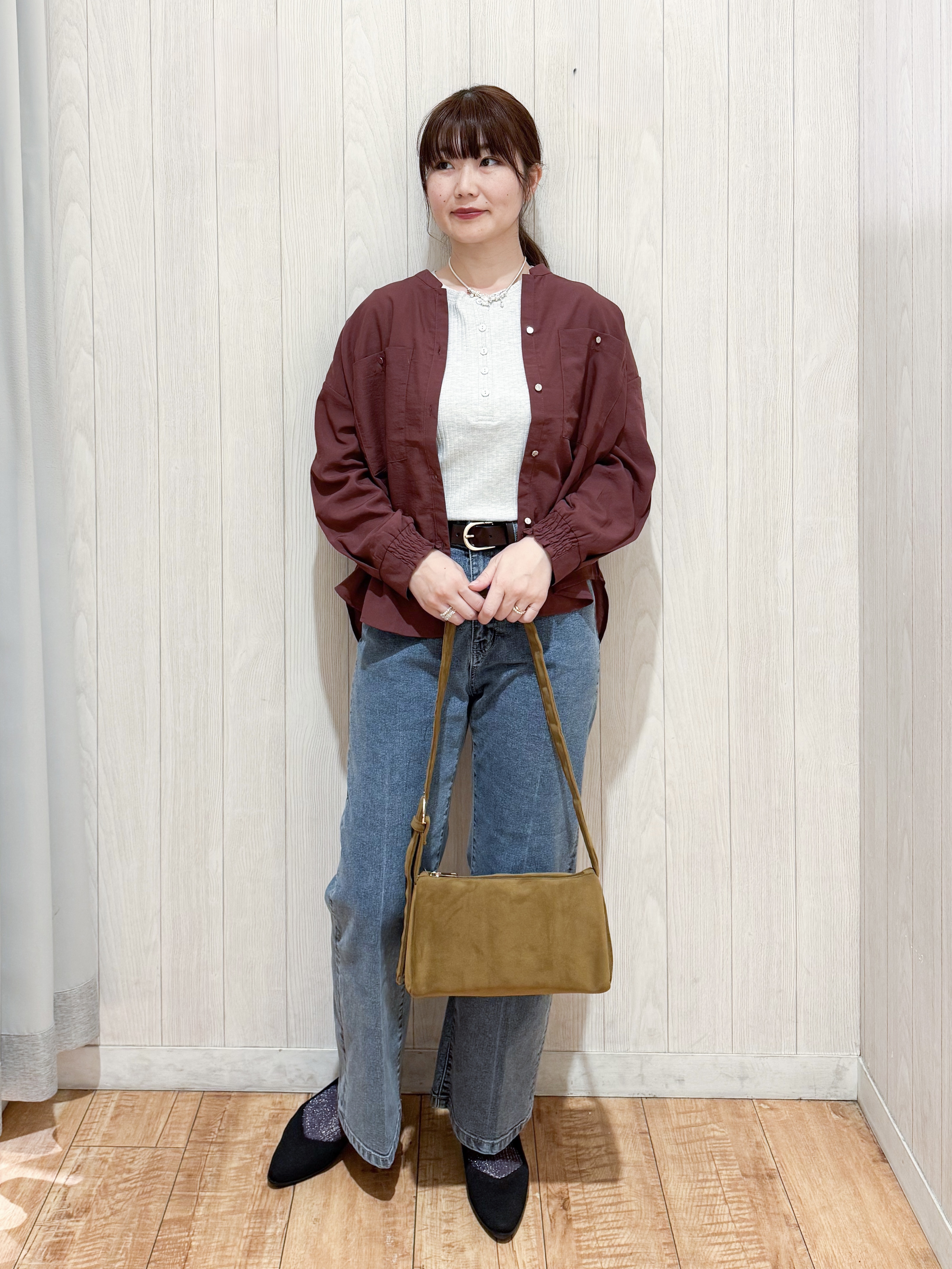 愛さんの「SHOO･LA･RUE｜【洗濯後しわになりにくい/S-LL】キーネック金ボタンポケットシャツ」を使ったコーディネート