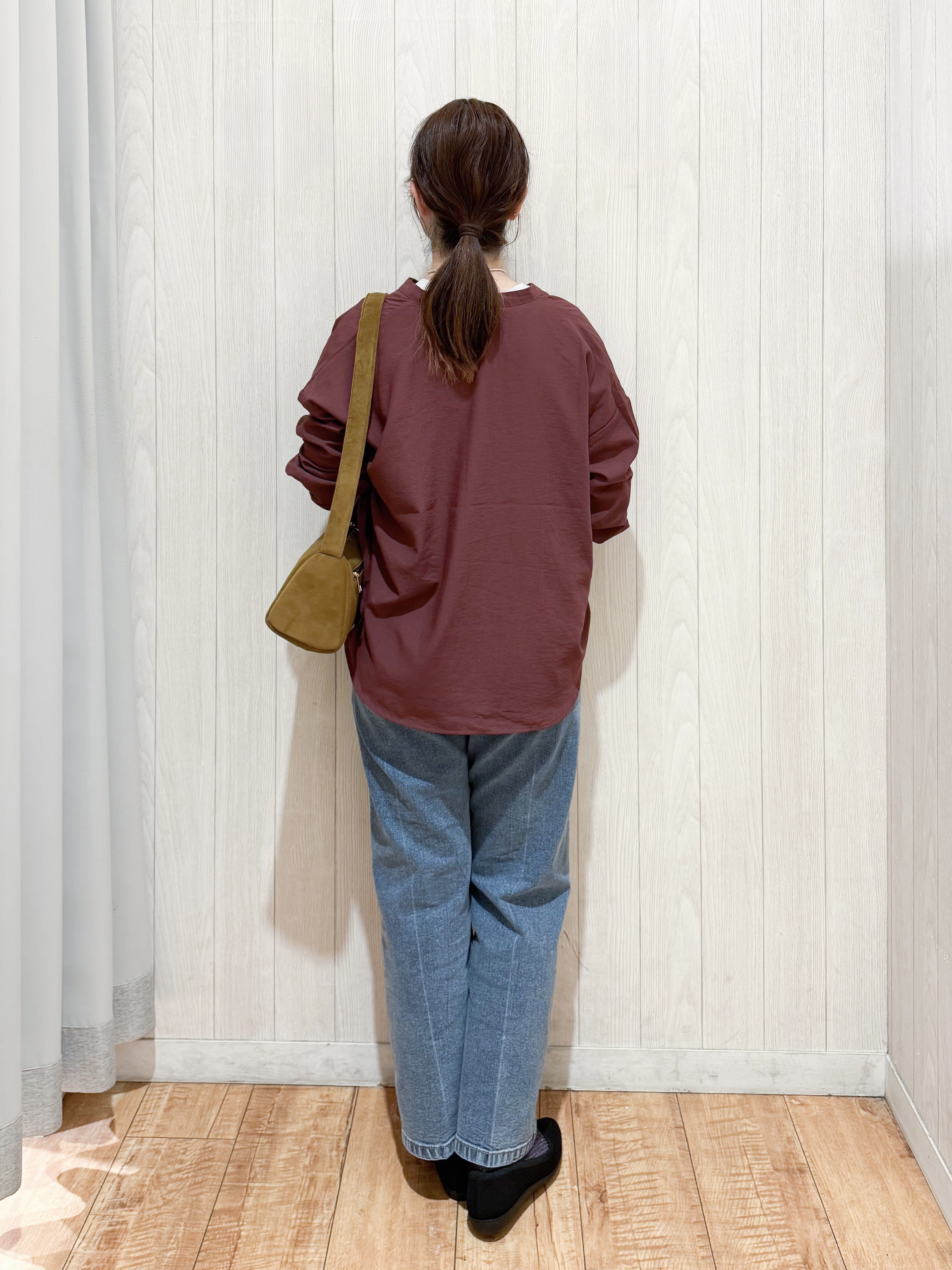 愛さんの「SHOO･LA･RUE｜【洗濯後しわになりにくい/S-LL】キーネック金ボタンポケットシャツ」を使ったコーディネート