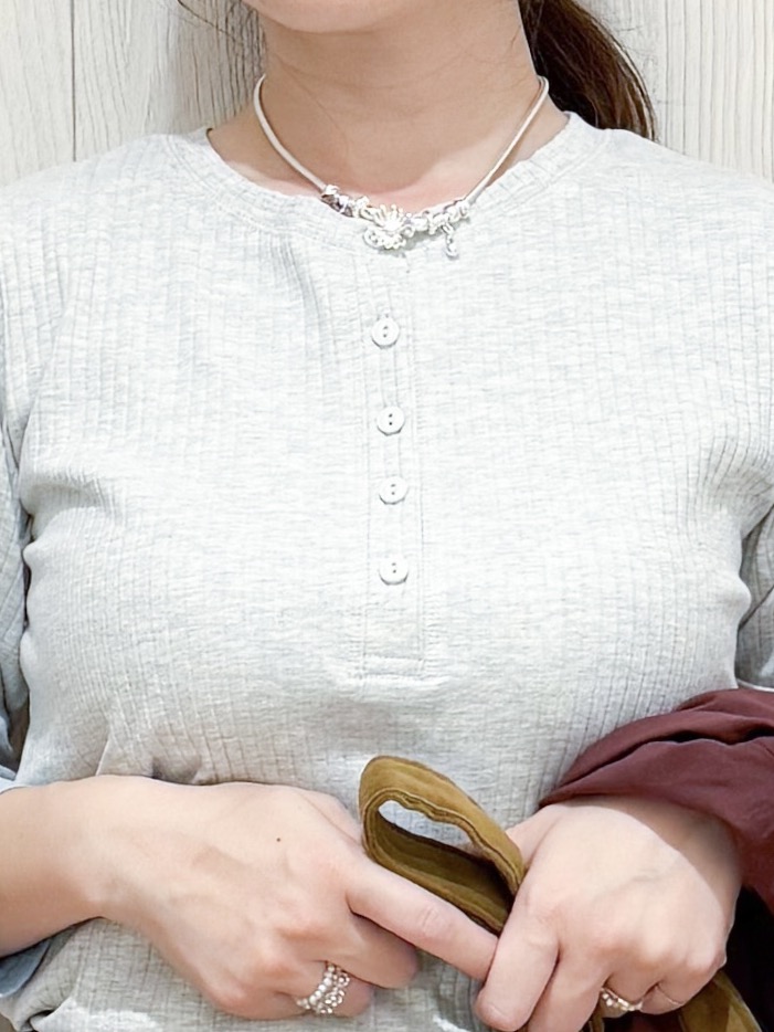 愛さんの「SHOO･LA･RUE｜【洗濯後しわになりにくい/S-LL】キーネック金ボタンポケットシャツ」を使ったコーディネート