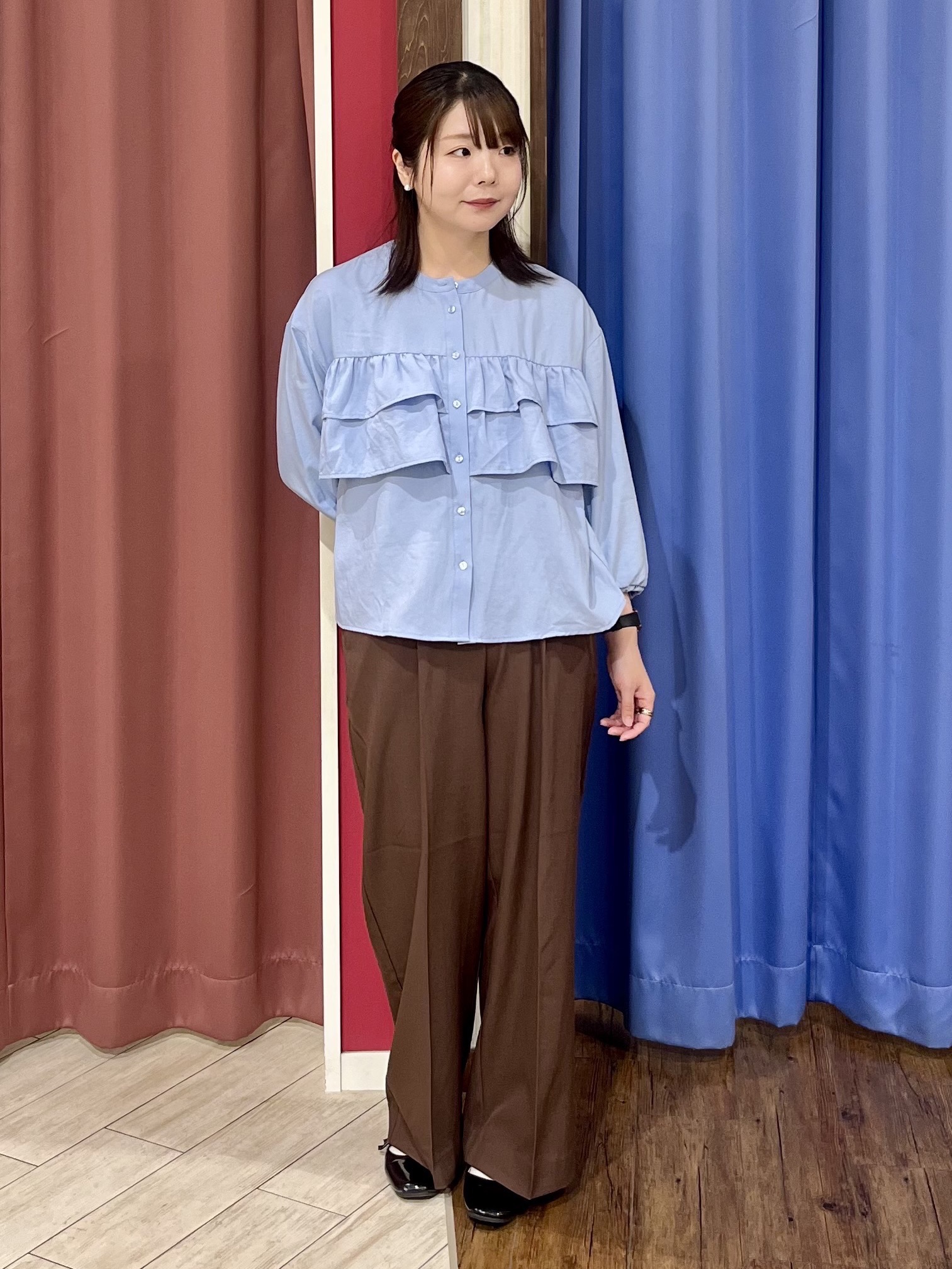 ｙｒｋさんの「SHOO･LA･RUE｜【S-LL/洗濯機可】1枚で華やか ティアードフリルブラウス」を使ったコーディネート