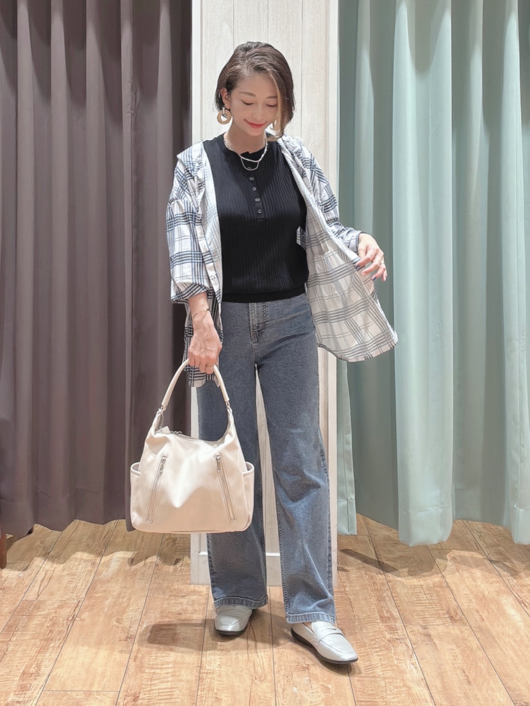 aaamiさんの「SHOO･LA･RUE｜【洗濯機可/体型カバー】程よい透け感の ゆるシア―シャツパーカ」を使ったコーディネート