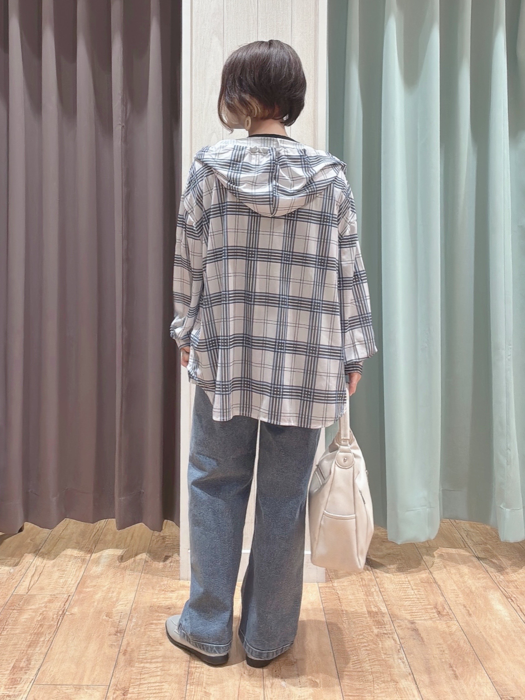 aaamiさんの「SHOO･LA･RUE｜【洗濯機可/体型カバー】程よい透け感の ゆるシア―シャツパーカ」を使ったコーディネート