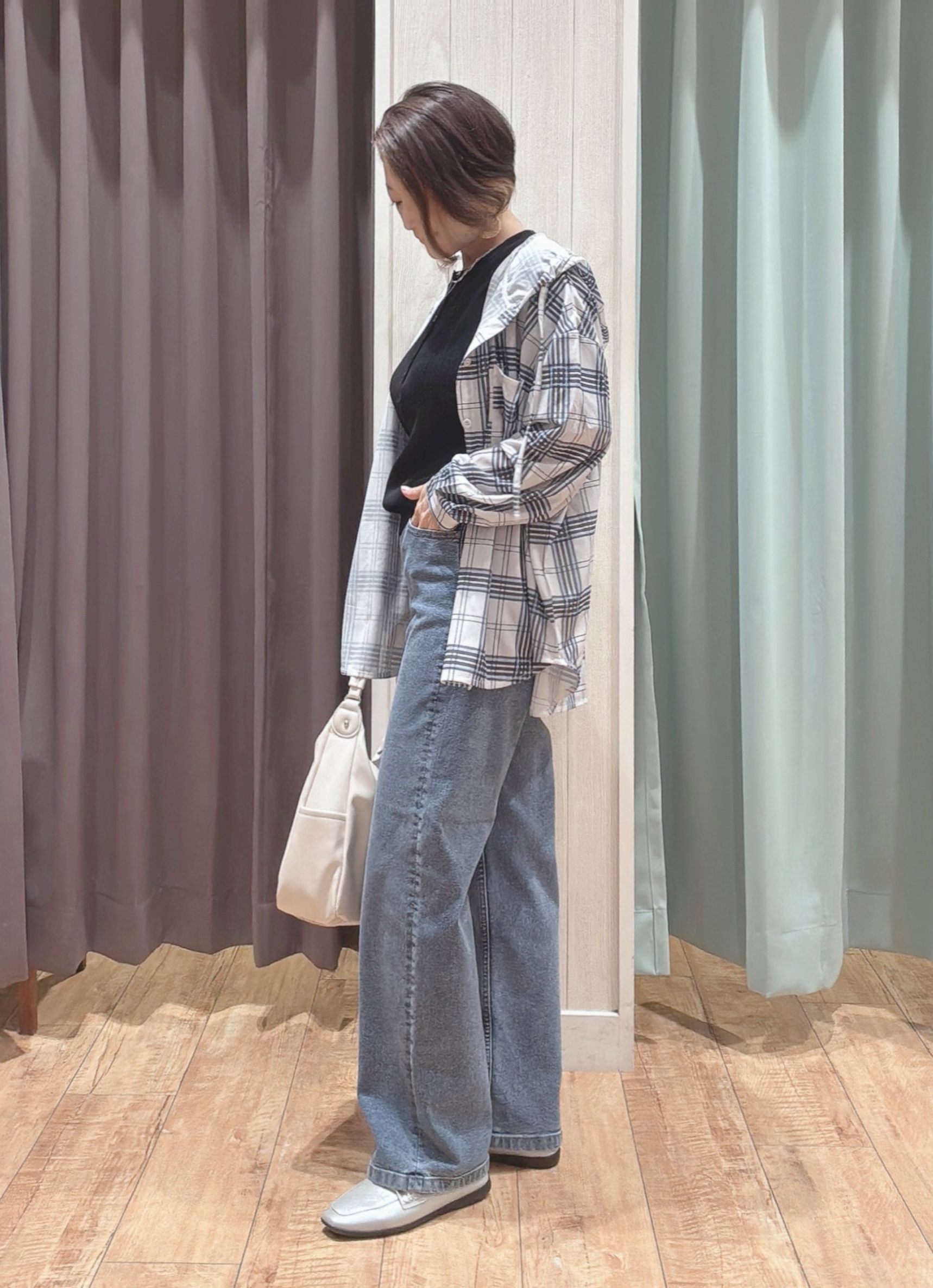aaamiさんの「SHOO･LA･RUE｜【洗濯機可/体型カバー】程よい透け感の ゆるシア―シャツパーカ」を使ったコーディネート