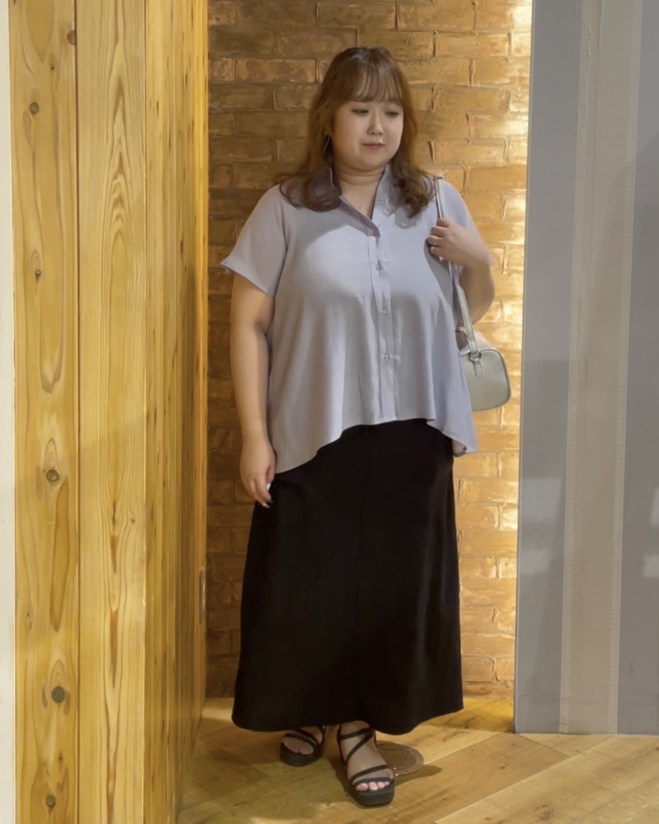 Risaさんの「SHOO･LA･RUE｜【ひんやり/UV】ほんのりシアーで上品な バックギャザーブラウス」を使ったコーディネート