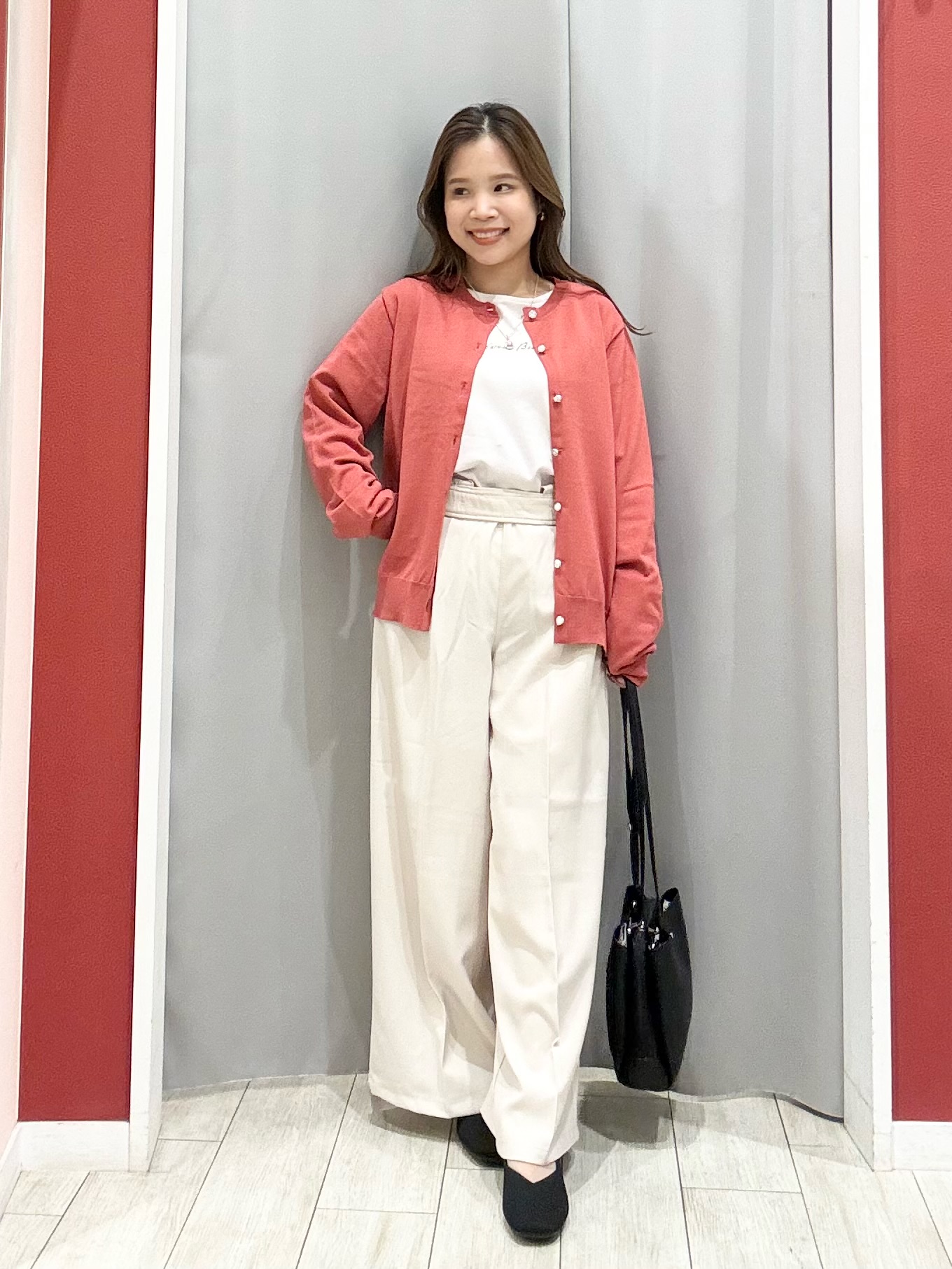 shioさんの「SHOO･LA･RUE｜【洗濯機可/S-LL】マルチボタンが品よく映えるカーディガン」を使ったコーディネート