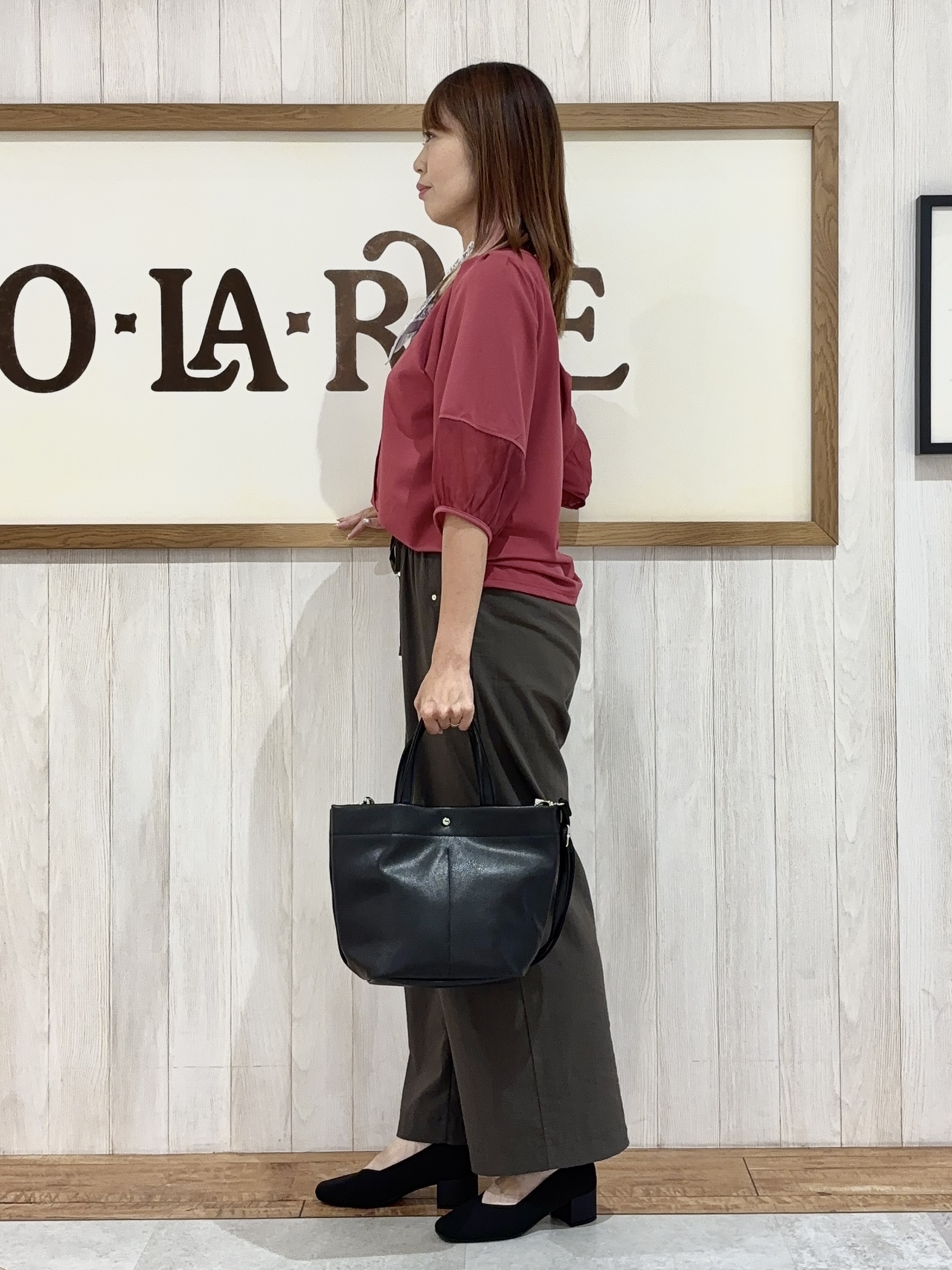 みきぽんさんの「SHOO･LA･RUE｜【洗濯機可/S-LL】 大人のシアー感 お袖切り替えラウンドネックトップス」を使ったコーディネート