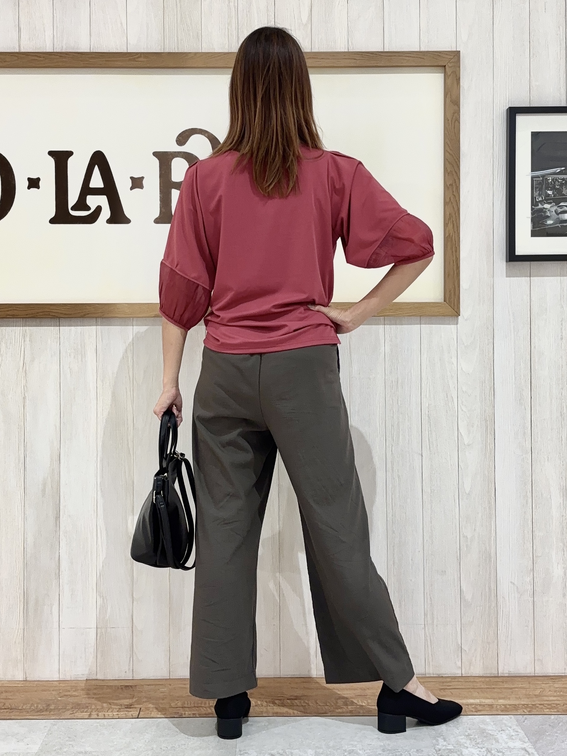 みきぽんさんの「SHOO･LA･RUE｜【洗濯機可/S-LL】 大人のシアー感 お袖切り替えラウンドネックトップス」を使ったコーディネート