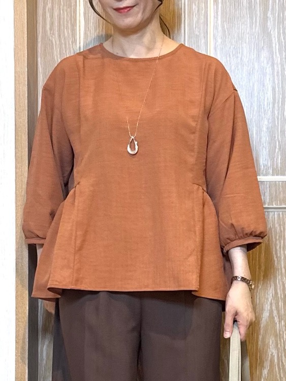 KAORIさんの「SHOO･LA･RUE｜【S-LL/洗濯機可/体型カバー】サイドギャザーで後ろも魅せる 7分袖ペプラムブラウス」を使ったコーディネート