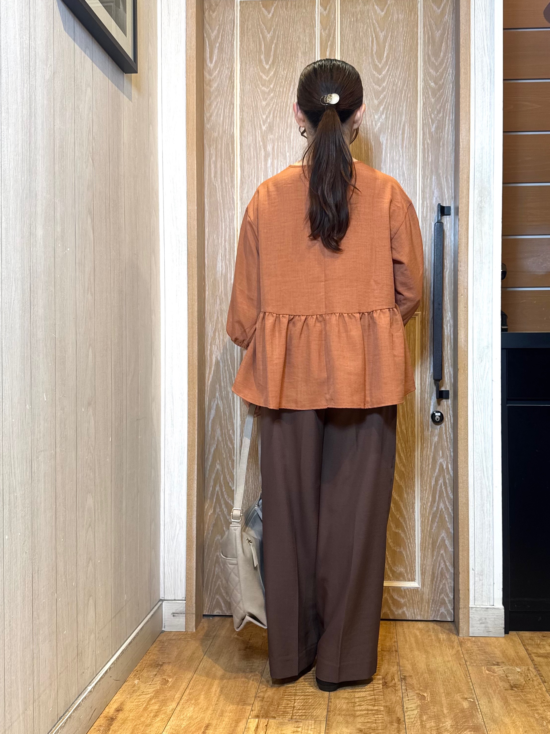 KAORIさんの「SHOO･LA･RUE｜【S-LL/洗濯機可/体型カバー】サイドギャザーで後ろも魅せる 7分袖ペプラムブラウス」を使ったコーディネート