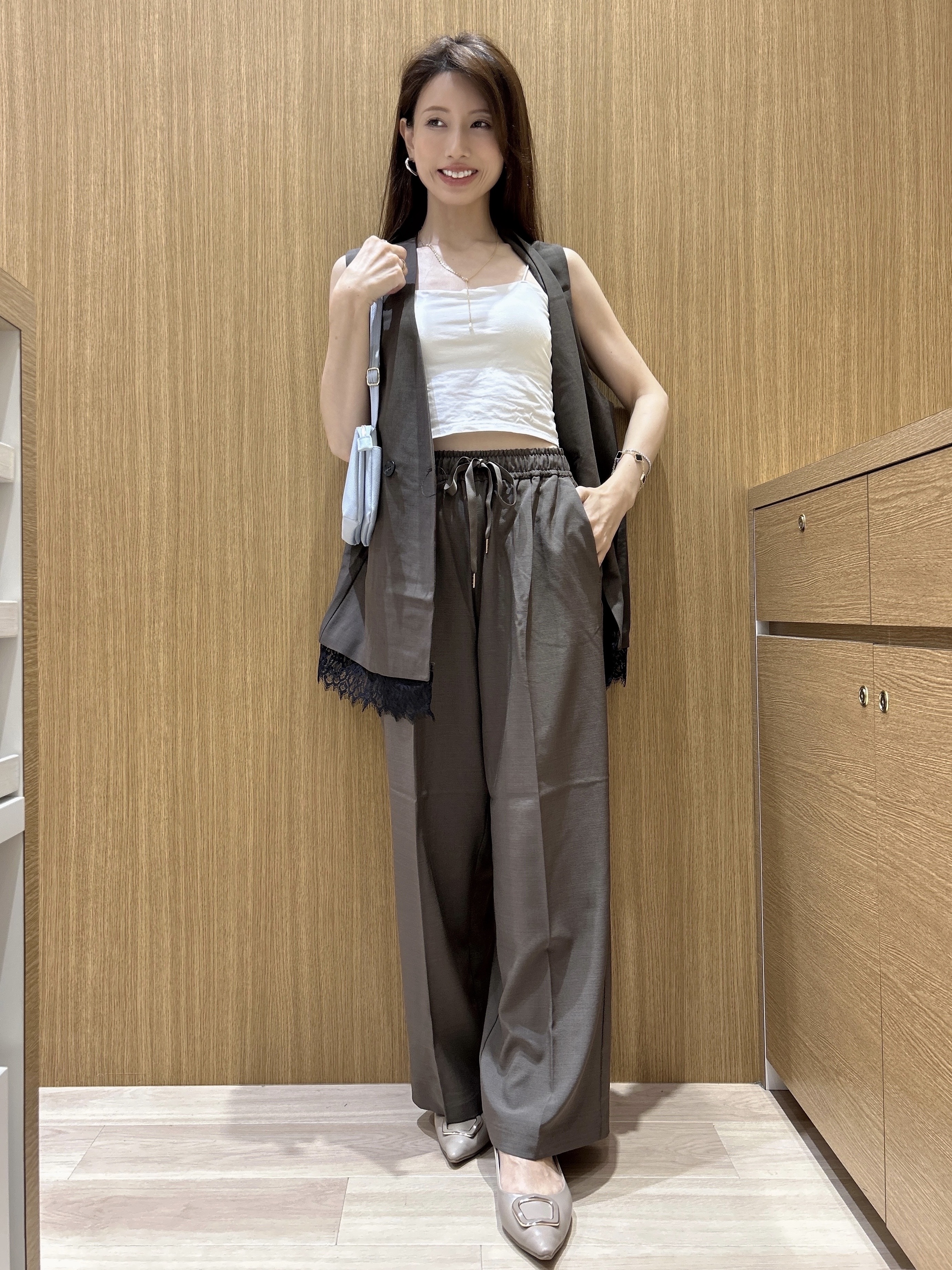 maiさんの「OPAQUE.CLIP｜裾レースVネックジレ【2WAY ／洗濯機OK】」を使ったコーディネート