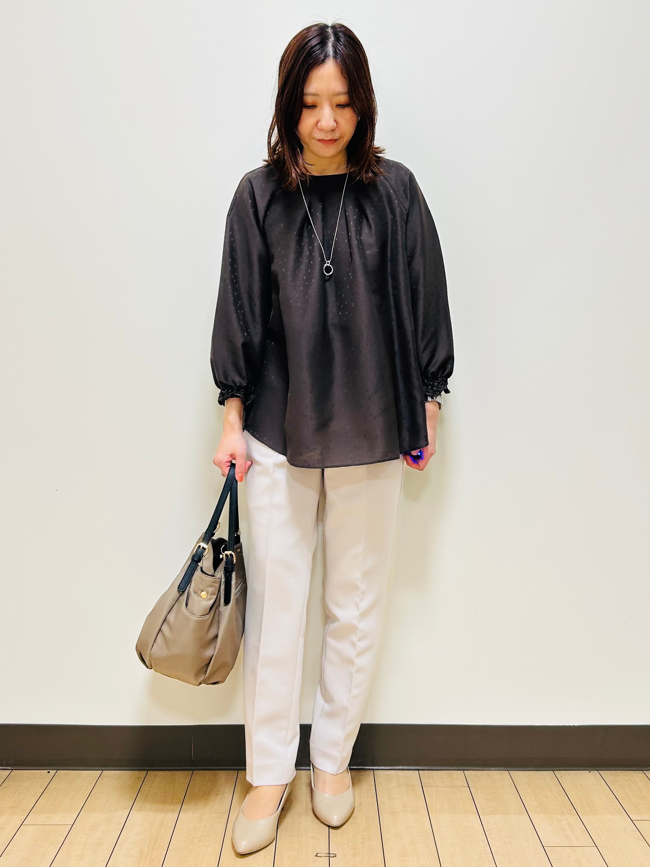 miiiさんの「Reflect｜タックデザイン ラグランスリーブブラウス」を使ったコーディネート