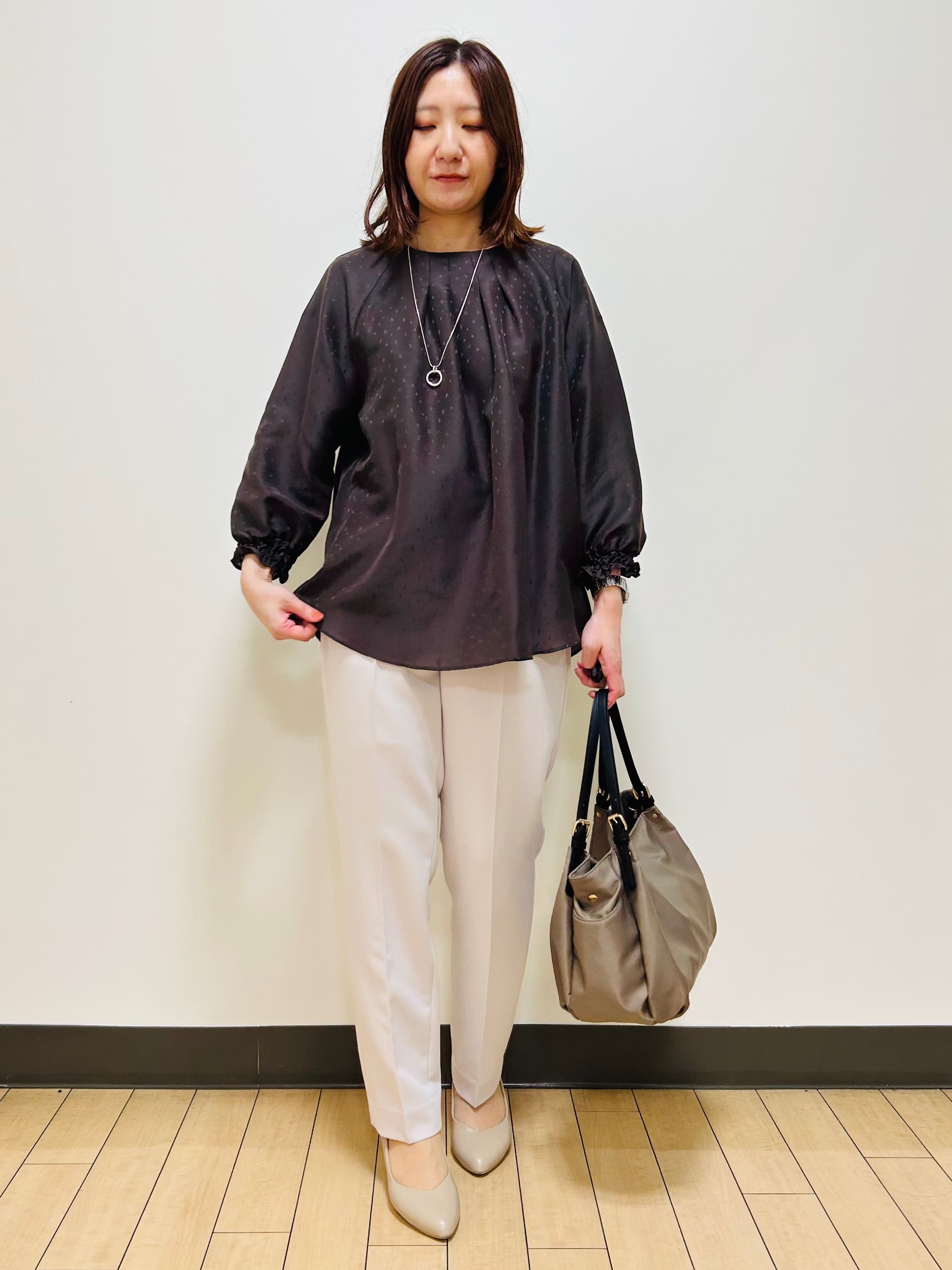 miiiさんの「Reflect｜タックデザイン ラグランスリーブブラウス」を使ったコーディネート