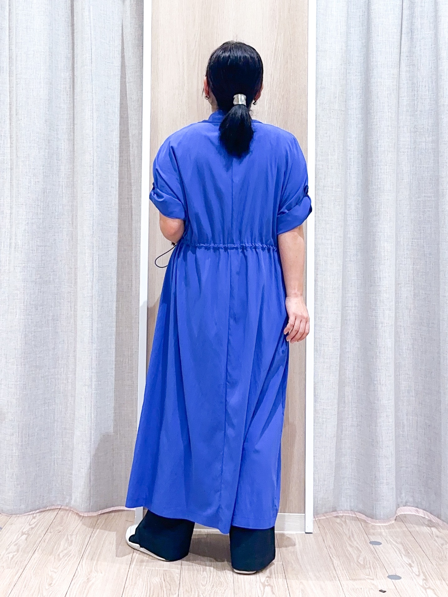 naoさんの「grove｜1枚でも羽織でも◎ ウエストドロストシャツワンピース」を使ったコーディネート