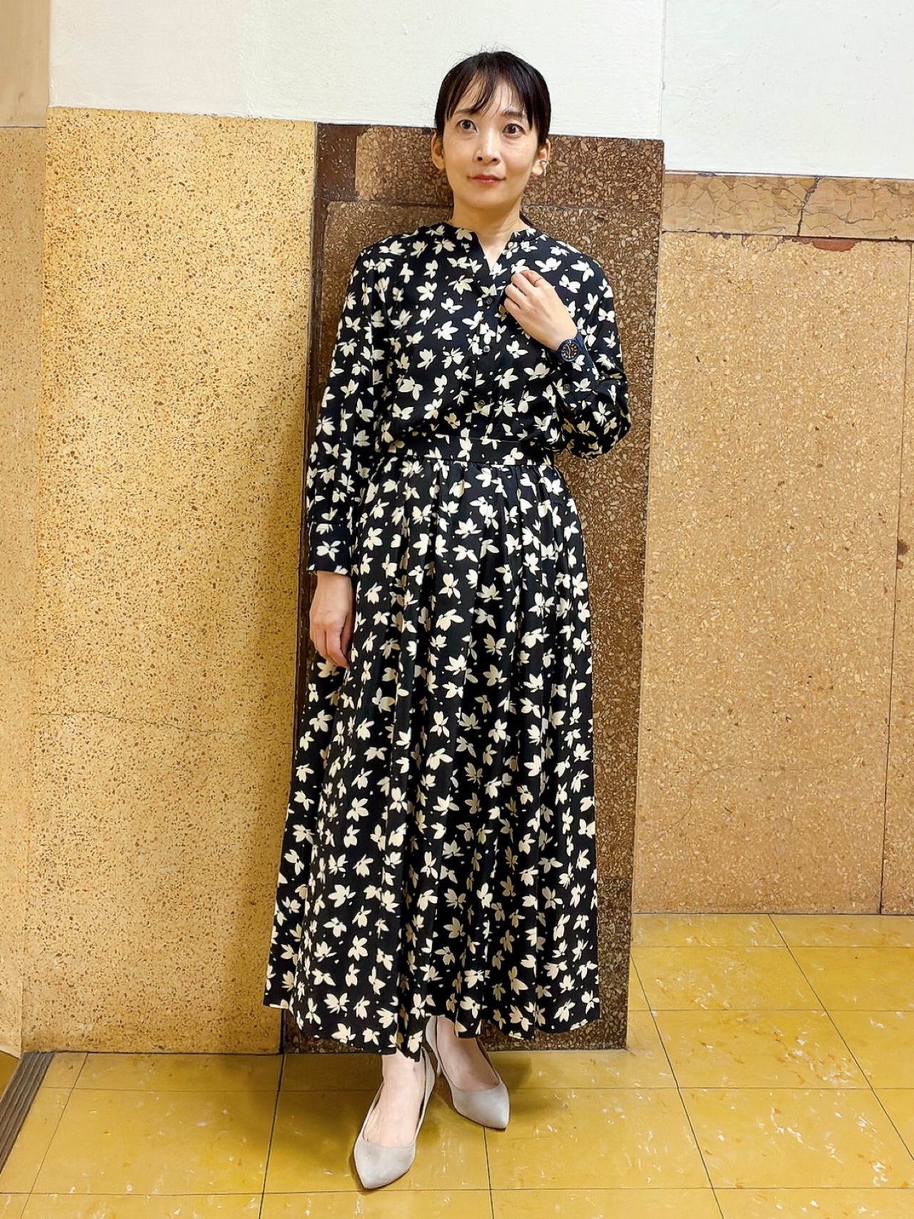 hattoriさんの「INDIVI｜【着映え】モノトーンフラワー柄ブラウス」を使ったコーディネート