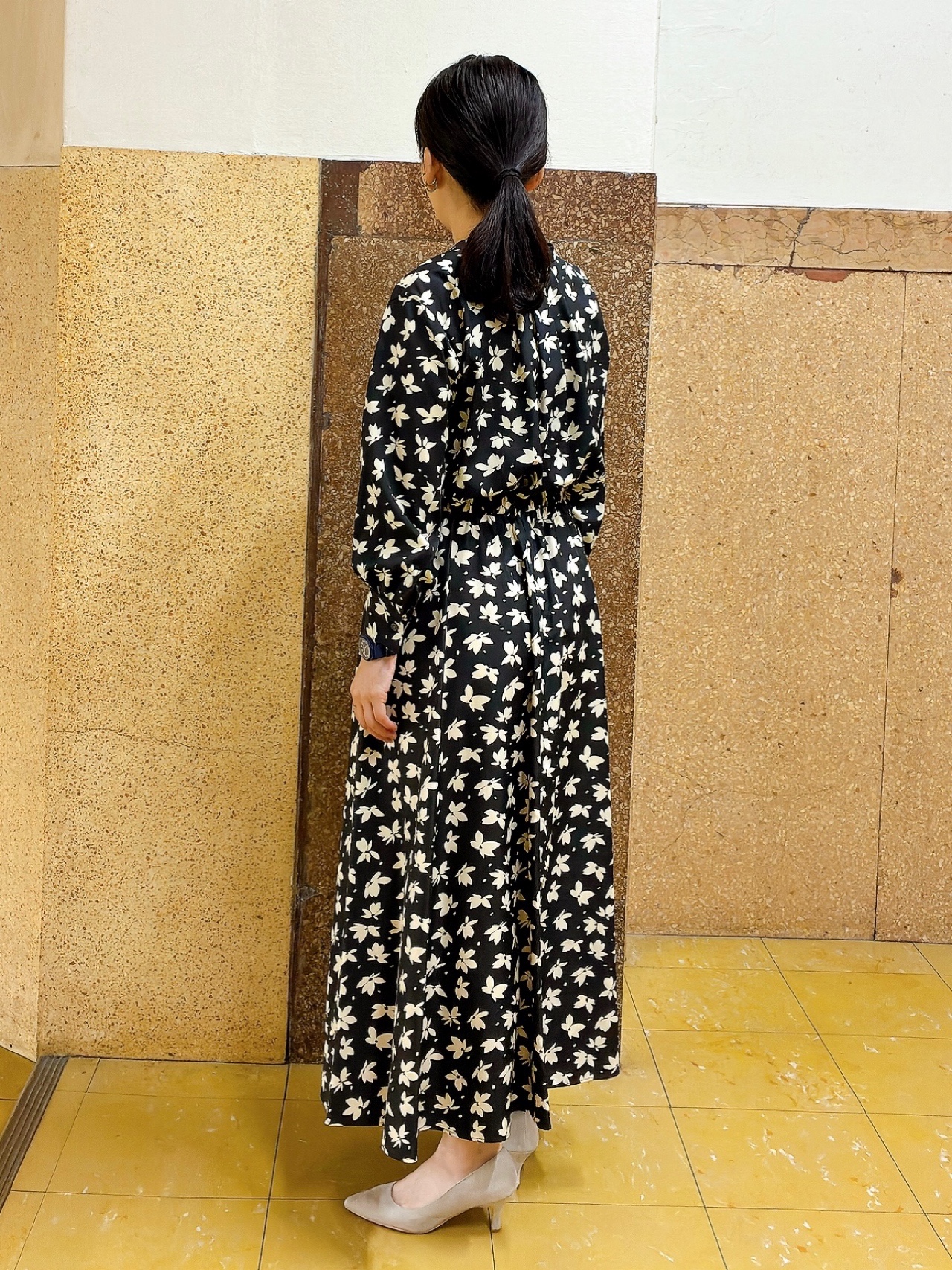 hattoriさんの「INDIVI｜【着映え】モノトーンフラワー柄ブラウス」を使ったコーディネート