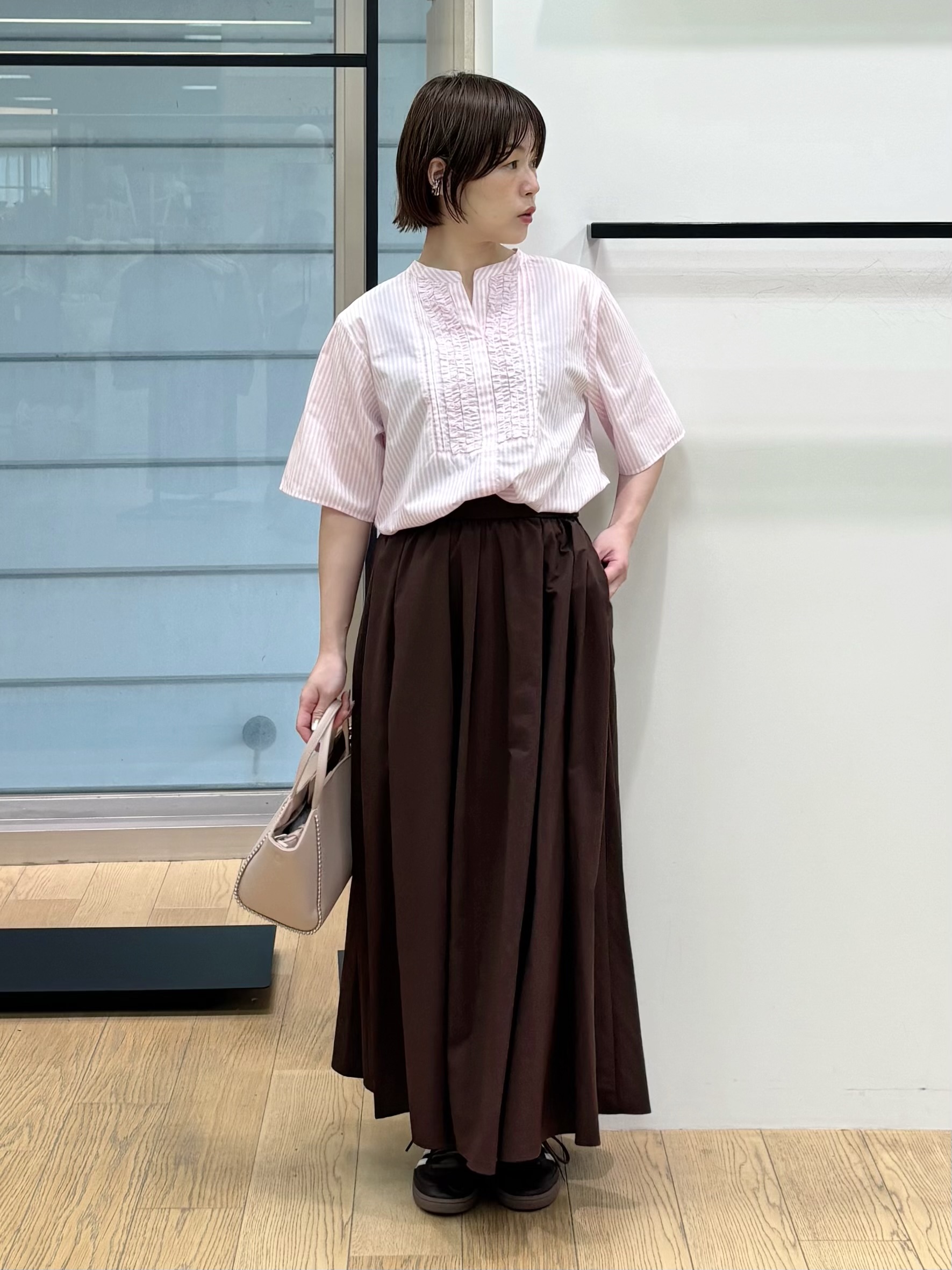 asamiさんの「INDIVI｜【撥水／裏地なし軽量】ギャザーボリュームスカート」を使ったコーディネート