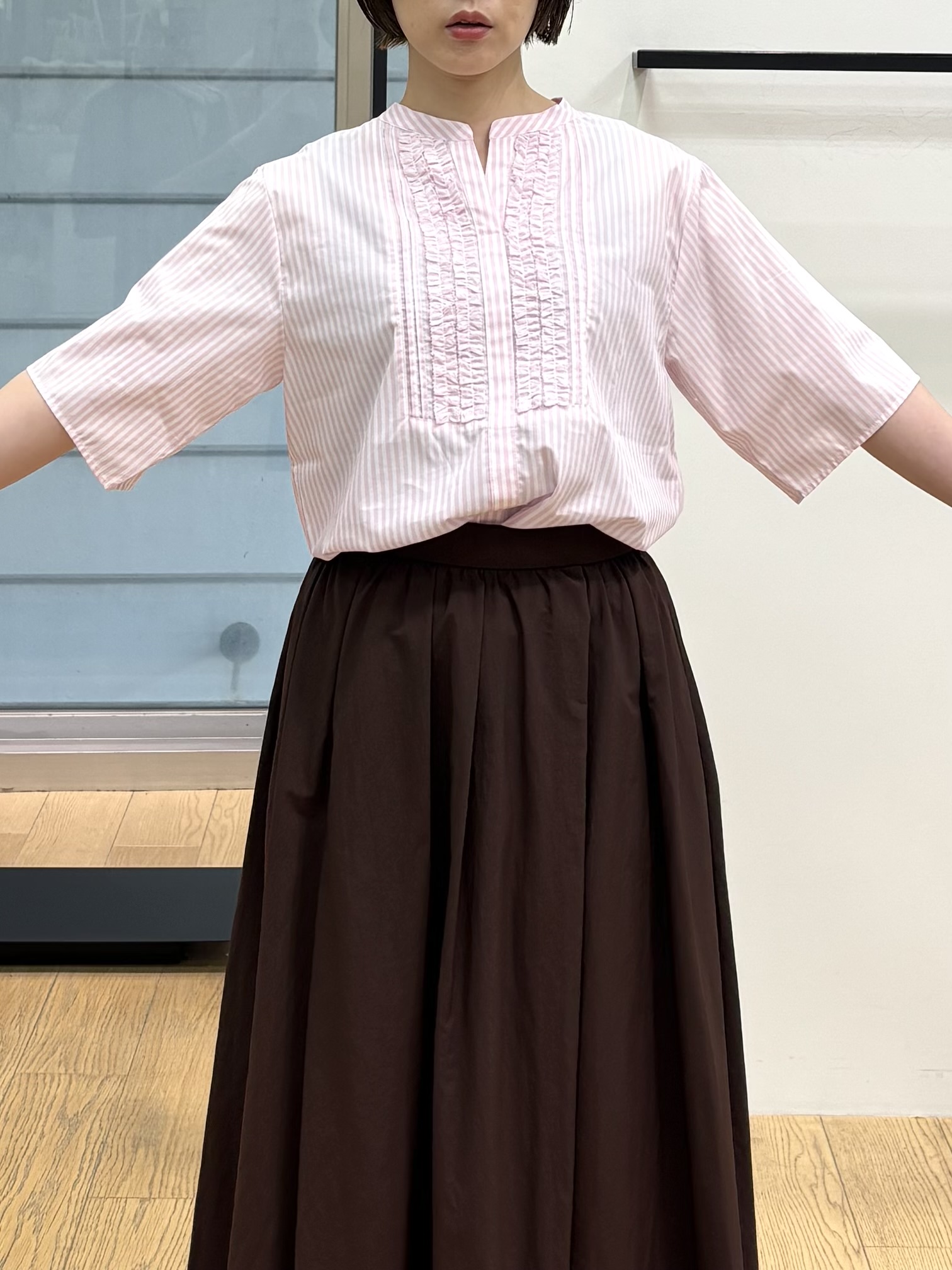 asamiさんの「INDIVI｜【撥水／裏地なし軽量】ギャザーボリュームスカート」を使ったコーディネート