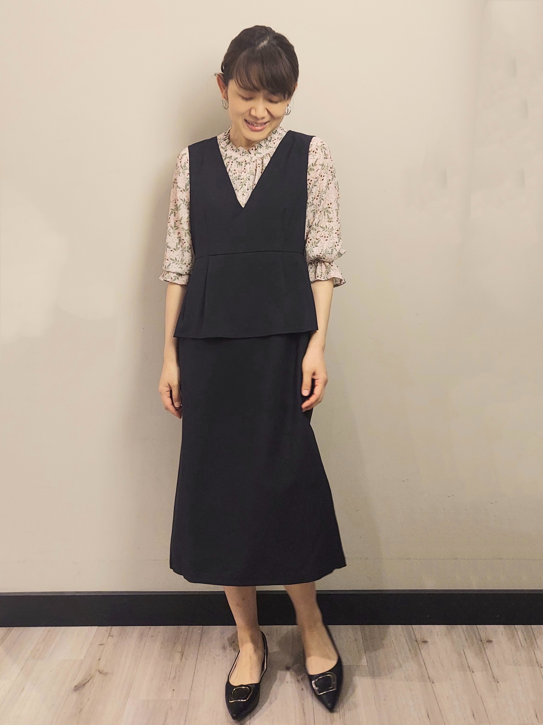 MAKIさんの「index｜◆【日比谷花壇コラボ】ボタニカルフリルネックブラウス【洗濯機OK／イージーアイロン／防シワ】」を使ったコーディネート