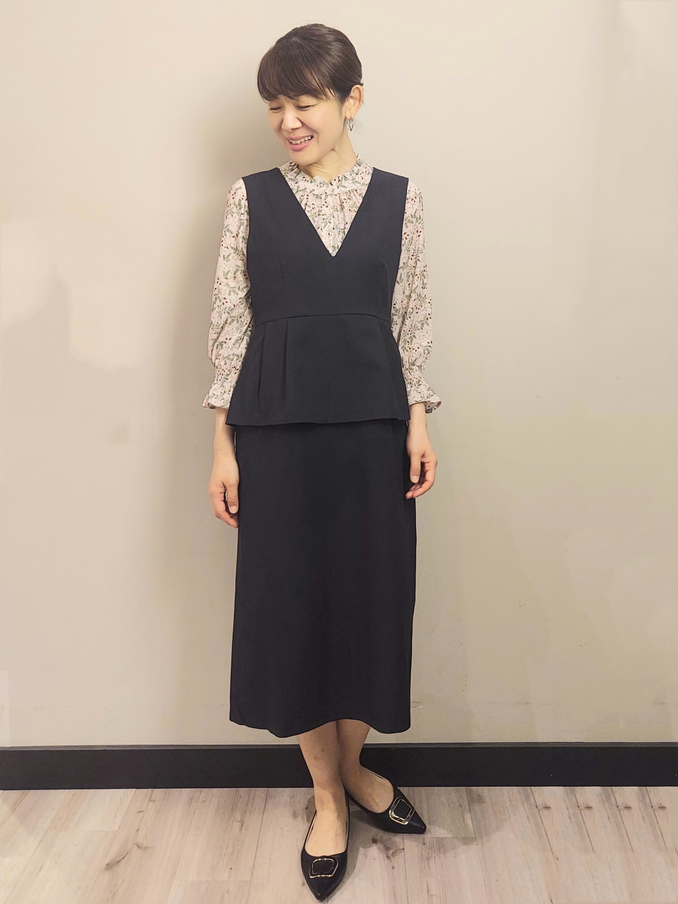 MAKIさんの「index｜◆【日比谷花壇コラボ】ボタニカルフリルネックブラウス【洗濯機OK／イージーアイロン／防シワ】」を使ったコーディネート
