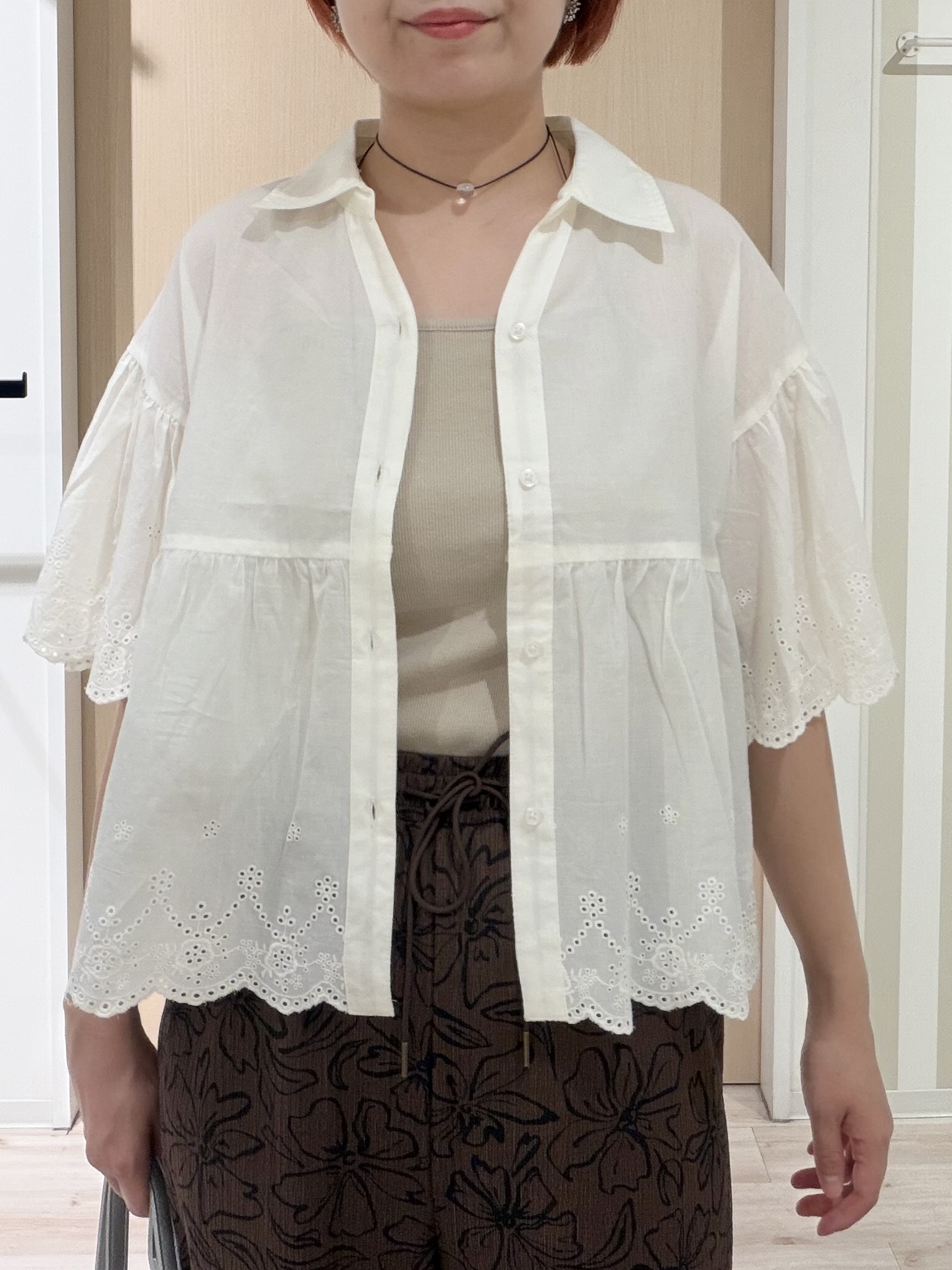 ひらしーさんの「SHOO･LA･RUE｜【洗濯機可/綿100％/体型カバー】刺繍レースがこなれ見え 二の腕が隠せる ペプラムブラウス」を使ったコーディネート