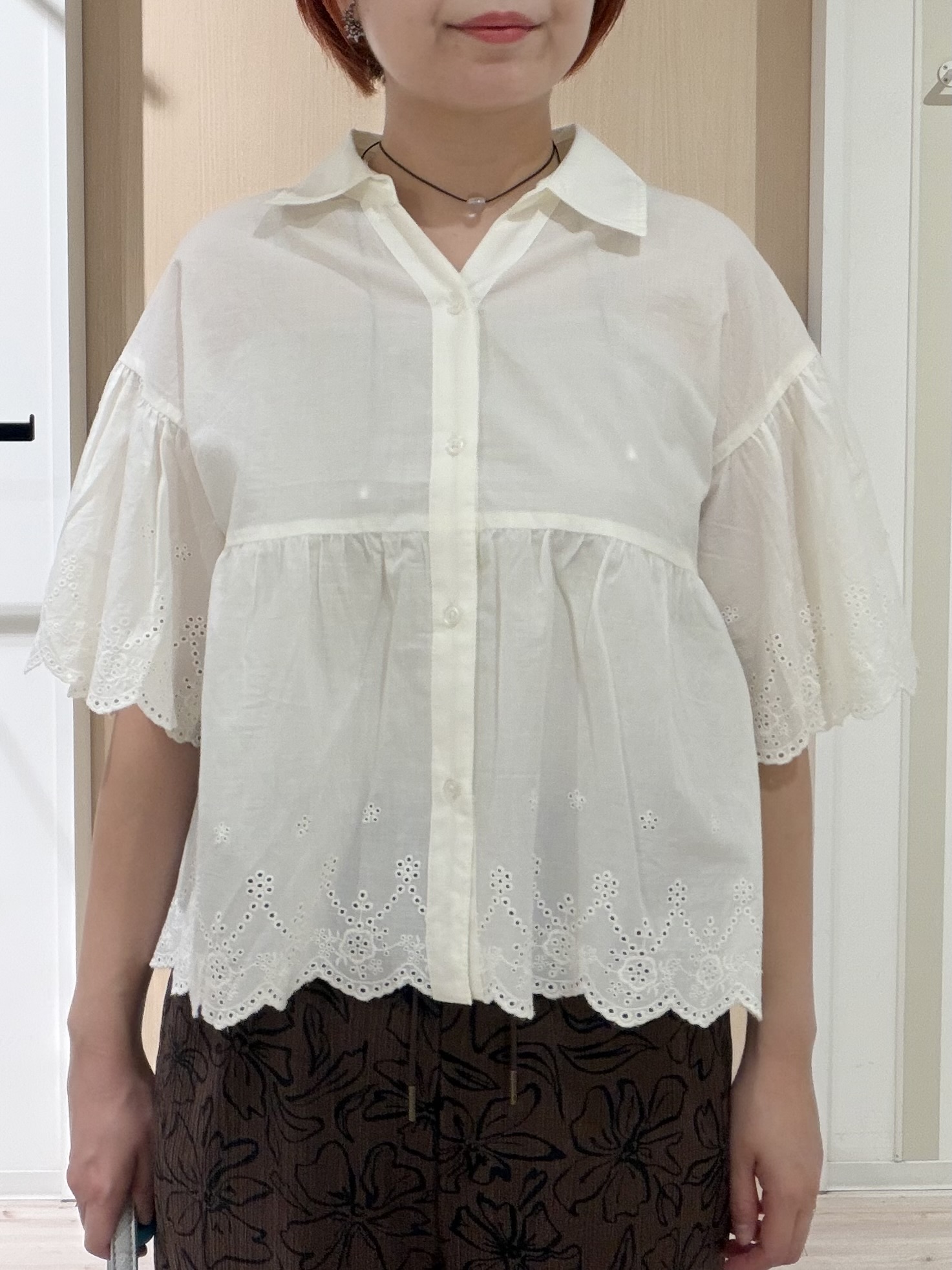ひらしーさんの「SHOO･LA･RUE｜【洗濯機可/綿100％/体型カバー】刺繍レースがこなれ見え 二の腕が隠せる ペプラムブラウス」を使ったコーディネート