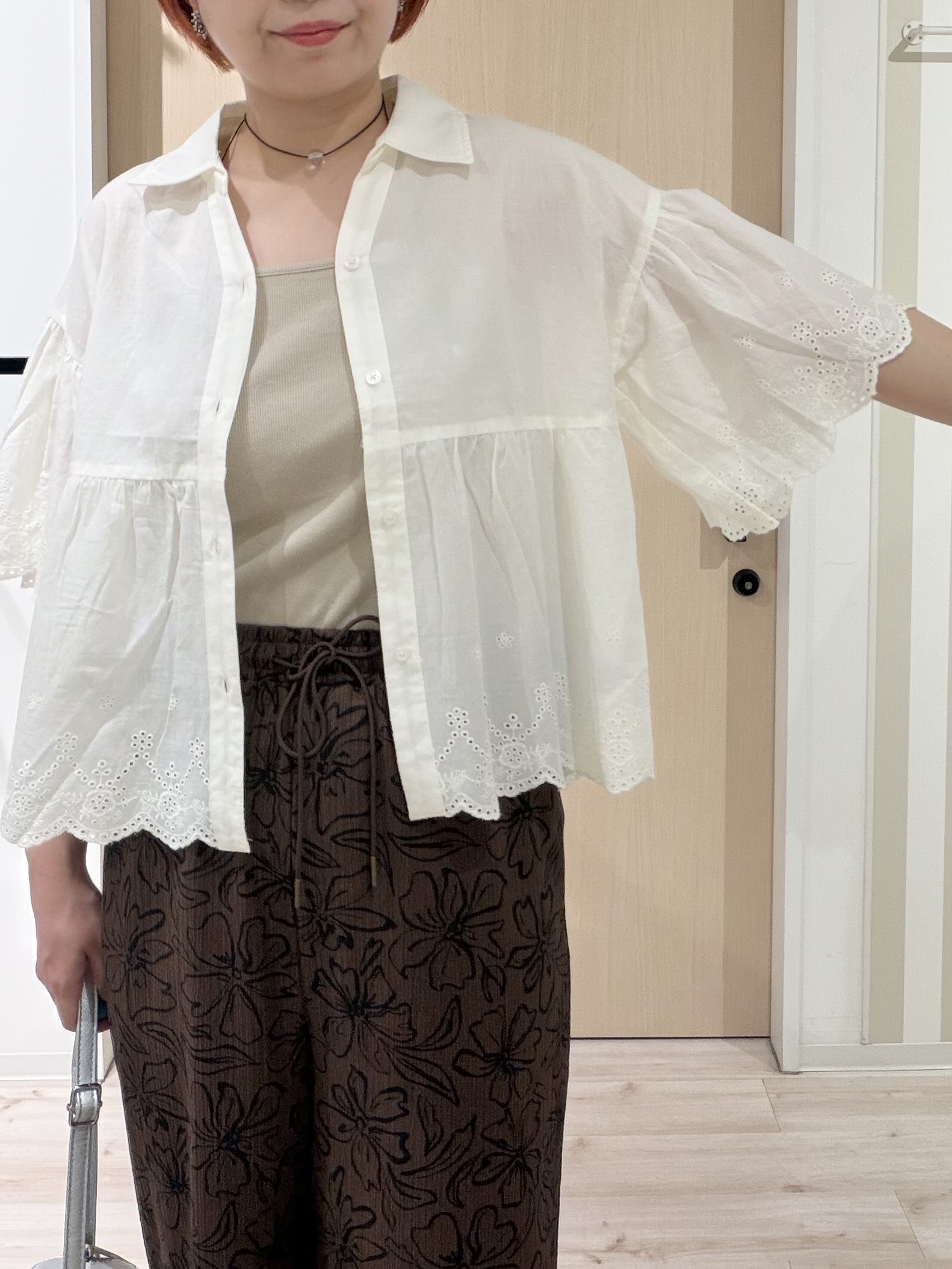 ひらしーさんの「SHOO･LA･RUE｜【洗濯機可/綿100％/体型カバー】刺繍レースがこなれ見え 二の腕が隠せる ペプラムブラウス」を使ったコーディネート