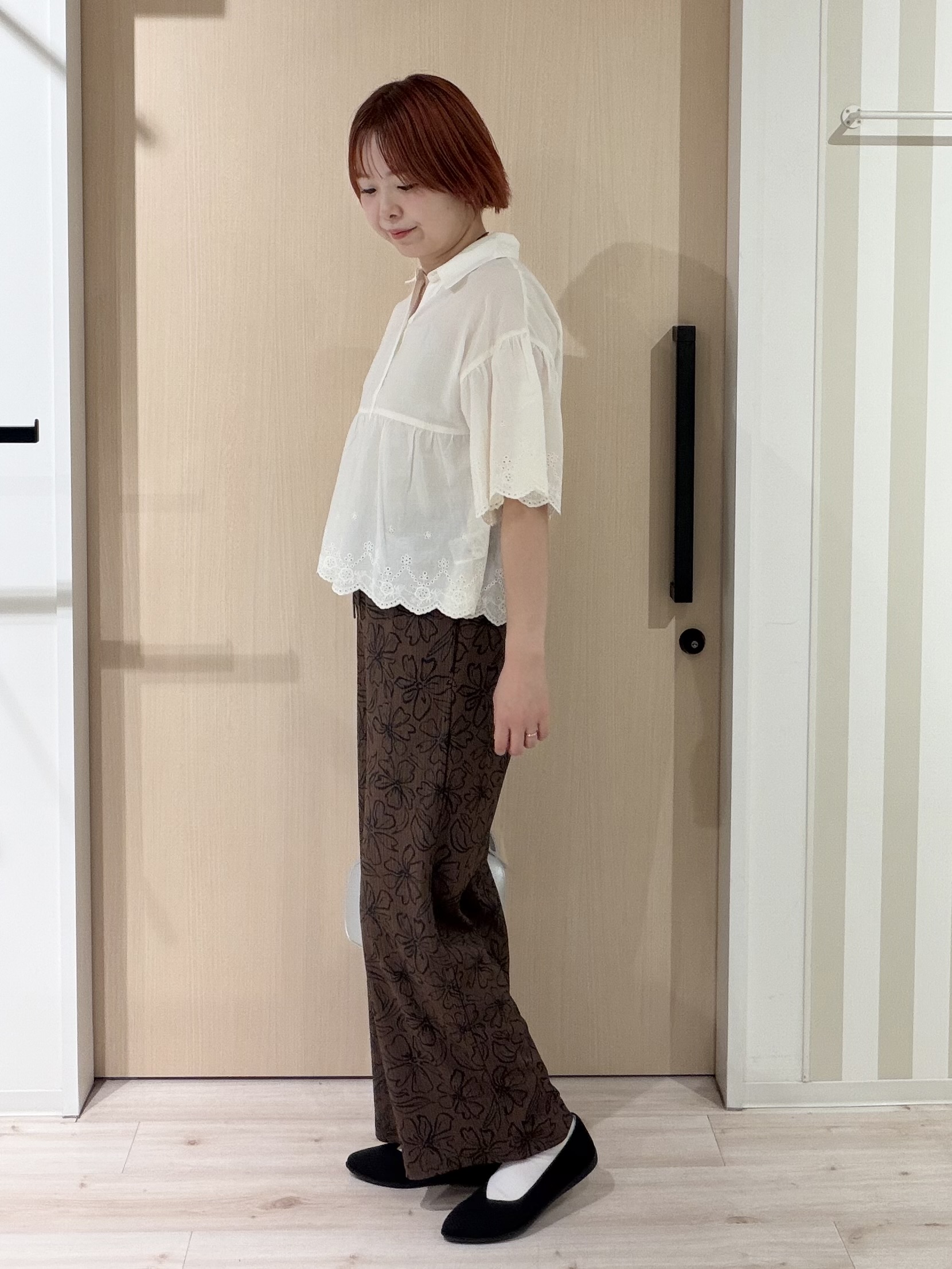 ひらしーさんの「SHOO･LA･RUE｜【洗濯機可/綿100％/体型カバー】刺繍レースがこなれ見え 二の腕が隠せる ペプラムブラウス」を使ったコーディネート