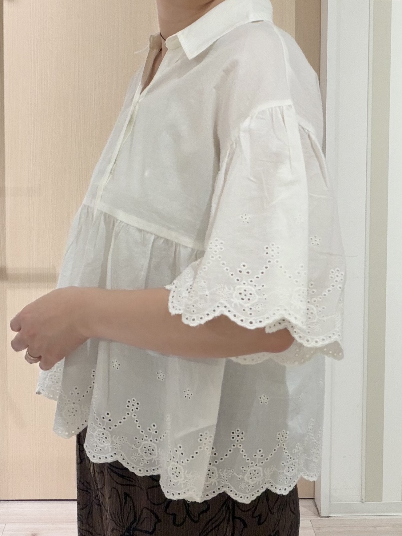 ひらしーさんの「SHOO･LA･RUE｜【洗濯機可/綿100％/体型カバー】刺繍レースがこなれ見え 二の腕が隠せる ペプラムブラウス」を使ったコーディネート