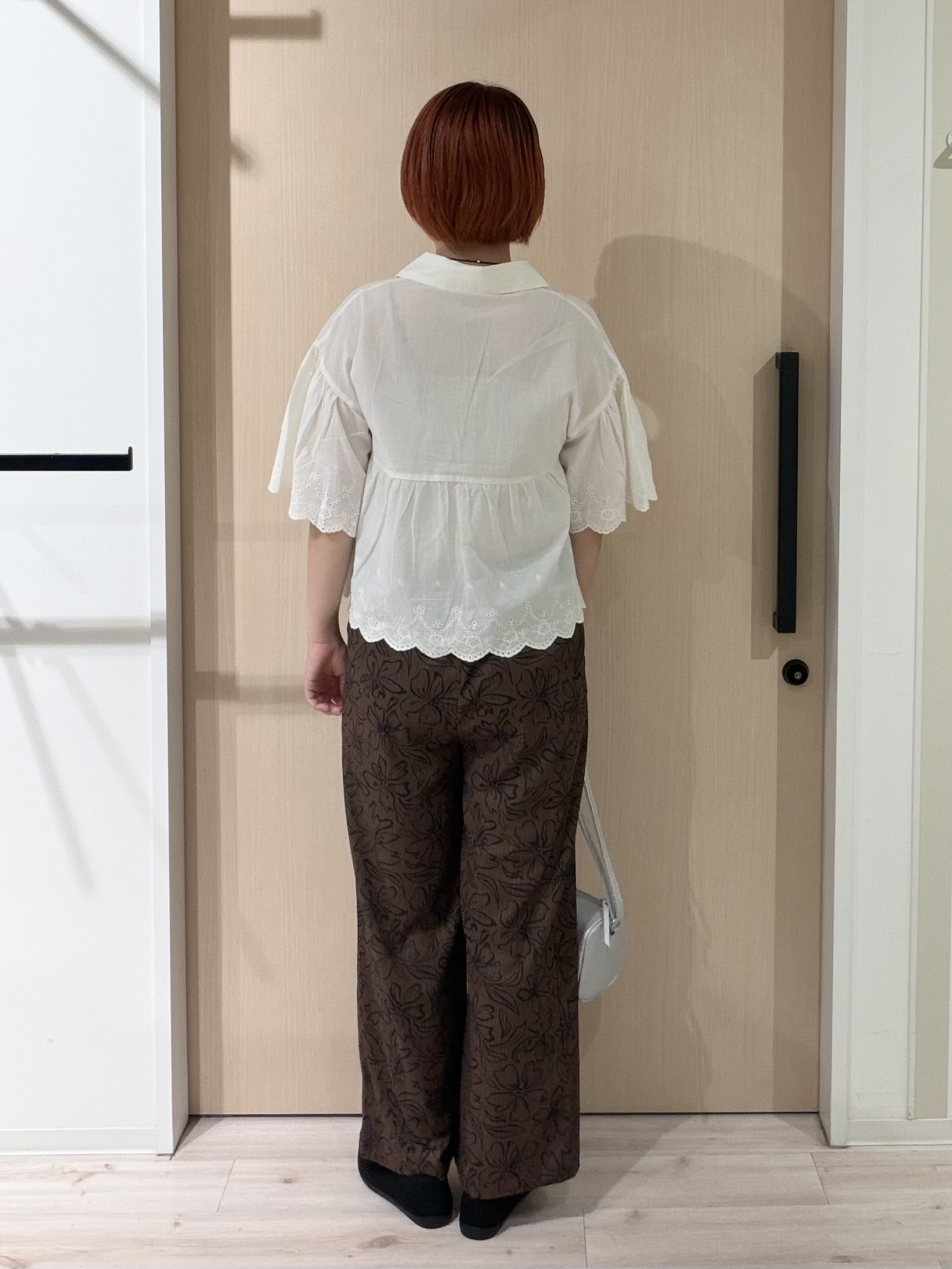 ひらしーさんの「SHOO･LA･RUE｜【洗濯機可/綿100％/体型カバー】刺繍レースがこなれ見え 二の腕が隠せる ペプラムブラウス」を使ったコーディネート