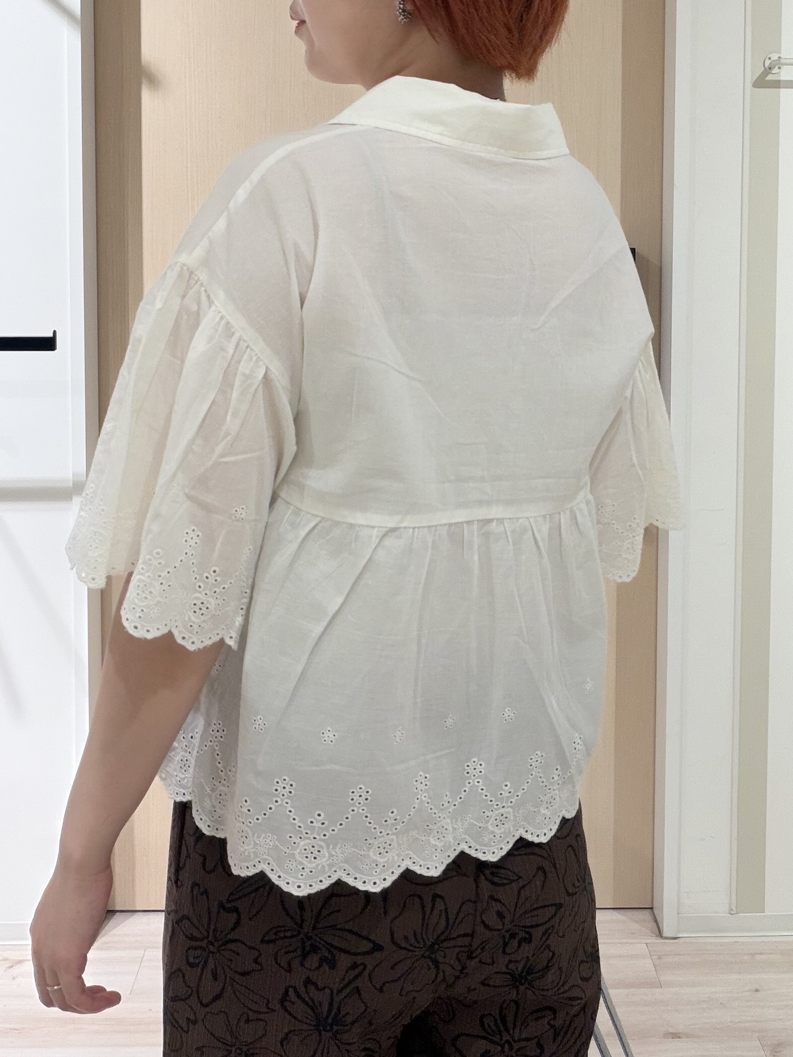 ひらしーさんの「SHOO･LA･RUE｜【洗濯機可/綿100％/体型カバー】刺繍レースがこなれ見え 二の腕が隠せる ペプラムブラウス」を使ったコーディネート