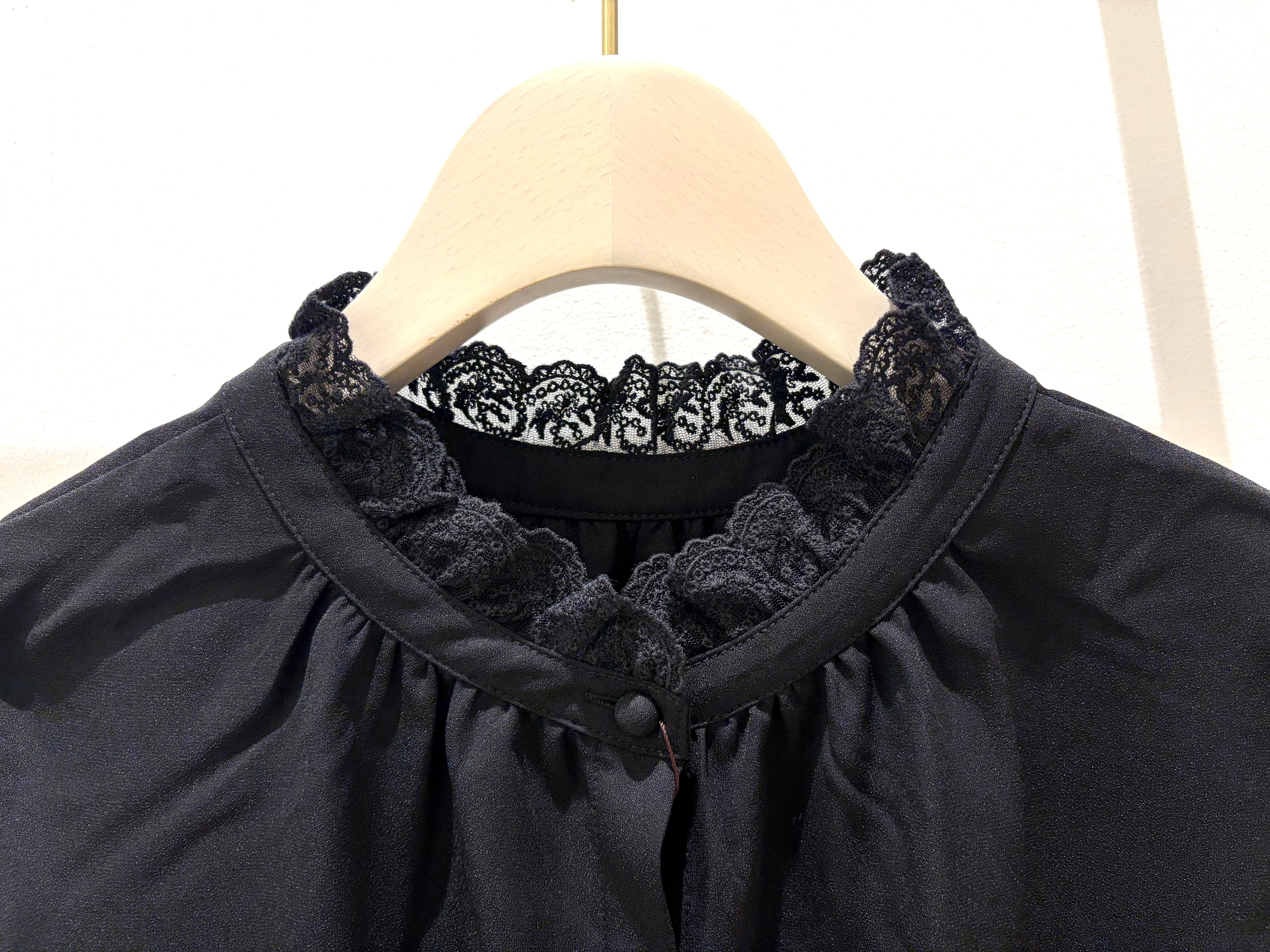 minamiさんの「grove｜【大人上品・前後2WAY】エンブロレース 5分袖ブラウス【洗濯機可】」を使ったコーディネート