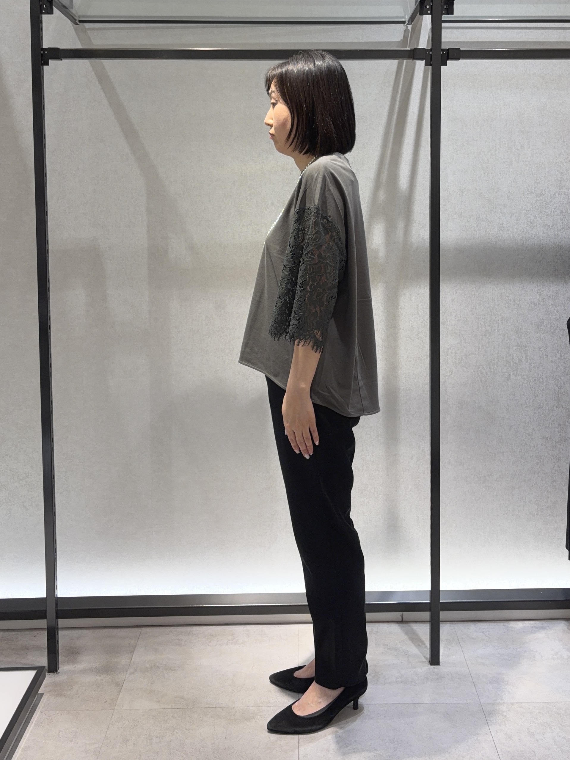 わたなべさんの「UNTITLED｜【秋映え/甘めTシャツ】袖レースプルオーバー」を使ったコーディネート