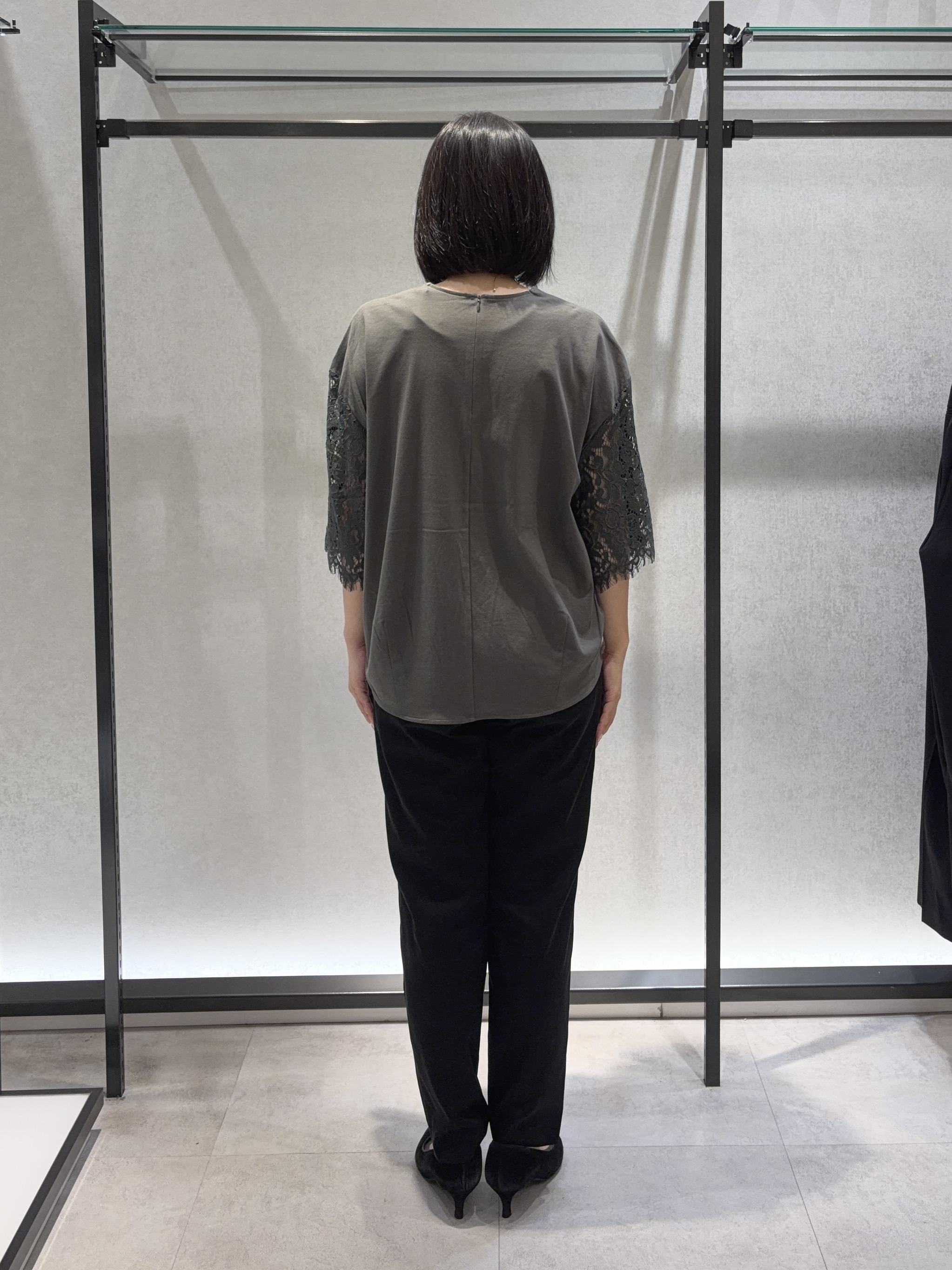 わたなべさんの「UNTITLED｜【秋映え/甘めTシャツ】袖レースプルオーバー」を使ったコーディネート