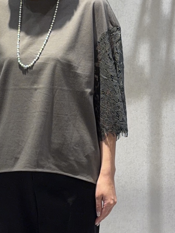 わたなべさんの「UNTITLED｜【秋映え/甘めTシャツ】袖レースプルオーバー」を使ったコーディネート