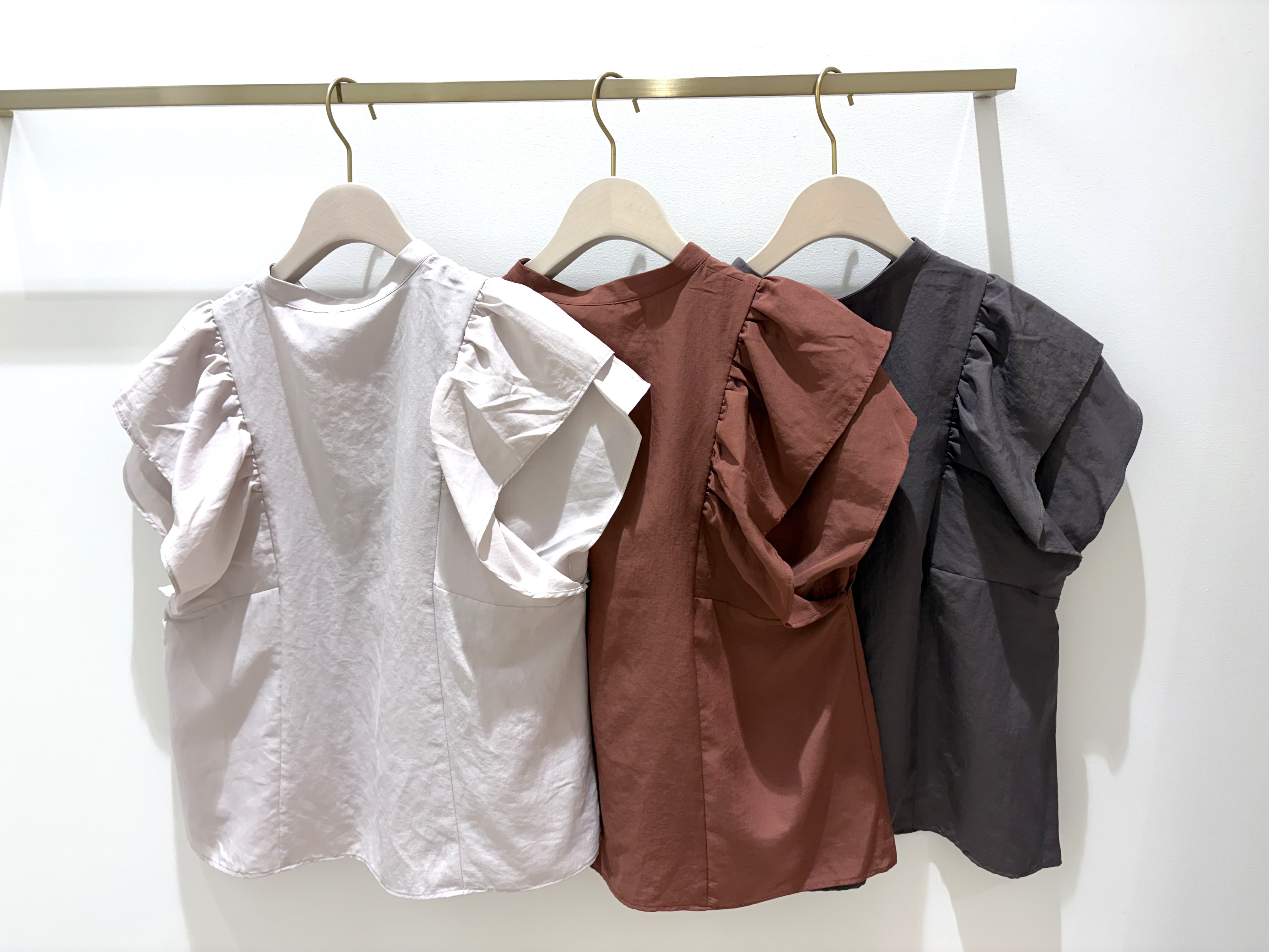 minamiさんの「grove｜【さらっと軽い】ラッフルスリーブ ブラウス【洗濯機可】」を使ったコーディネート