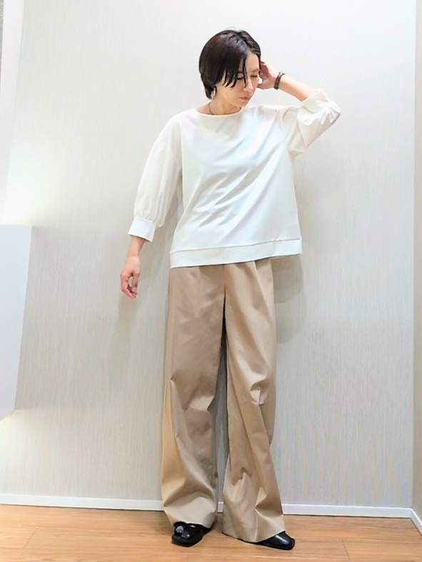 ミズタさんの「UNTITLED｜【楽にきれい見え/体型カバー】パフスリーブジャージトップス」を使ったコーディネート