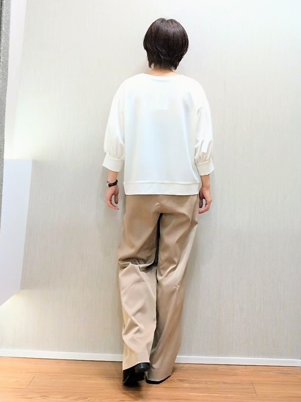 ミズタさんの「UNTITLED｜【楽にきれい見え/体型カバー】パフスリーブジャージトップス」を使ったコーディネート