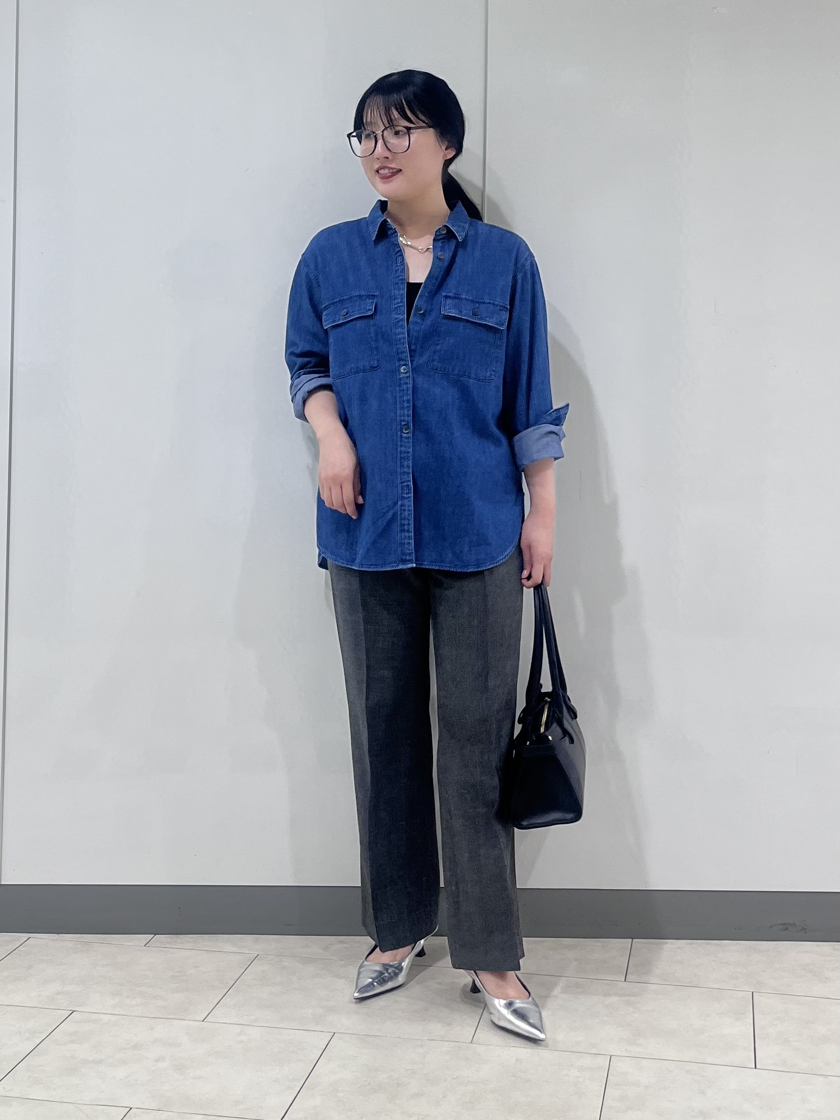 hasuさんの「INDIVI｜【洗える／体型カバー】ライトデニム ワークシャツ」を使ったコーディネート