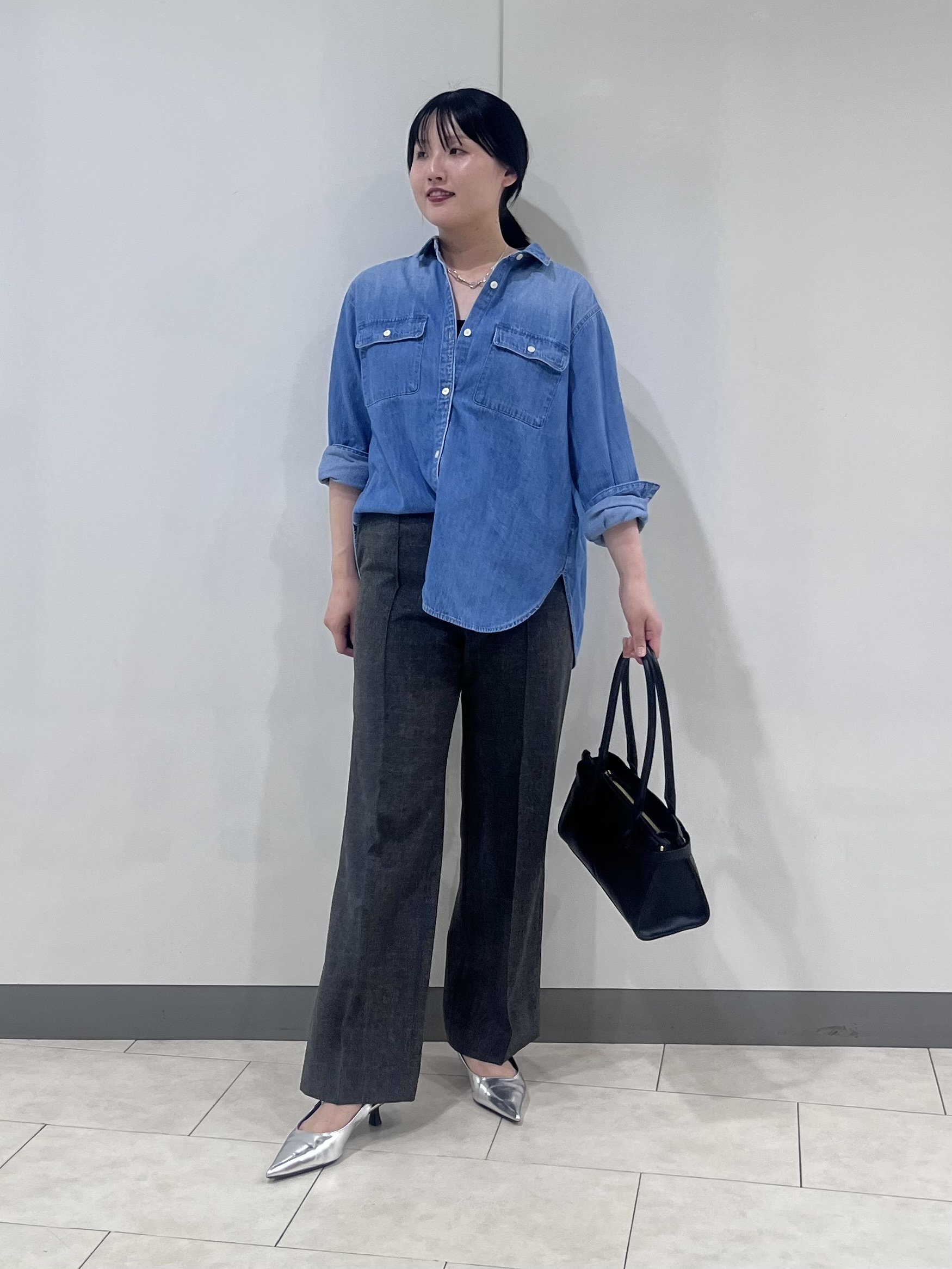 hasuさんの「INDIVI｜【洗える／体型カバー】ライトデニム ワークシャツ」を使ったコーディネート