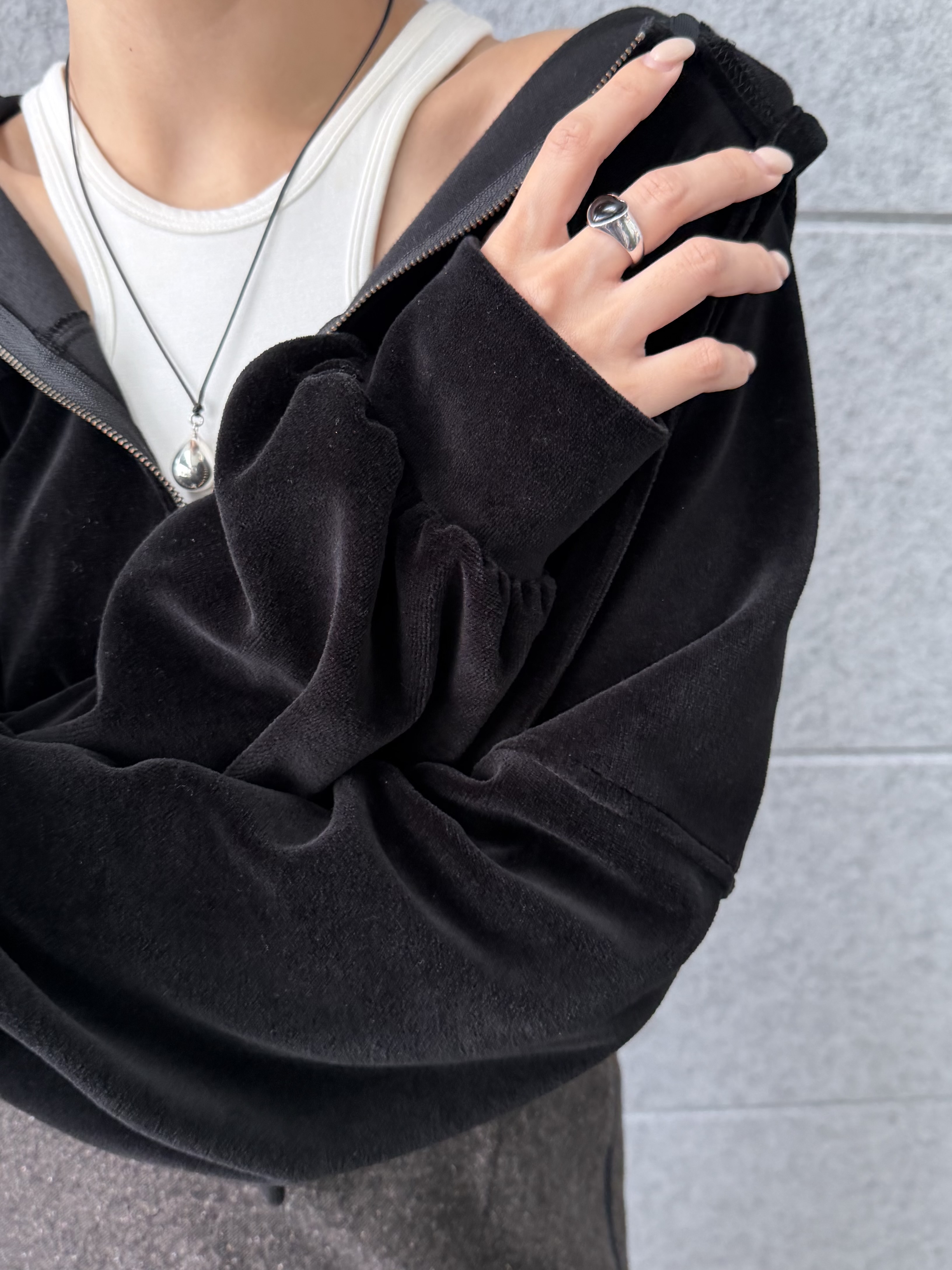 kanamiさんの「CODE A｜velour cropped hoodie」を使ったコーディネート