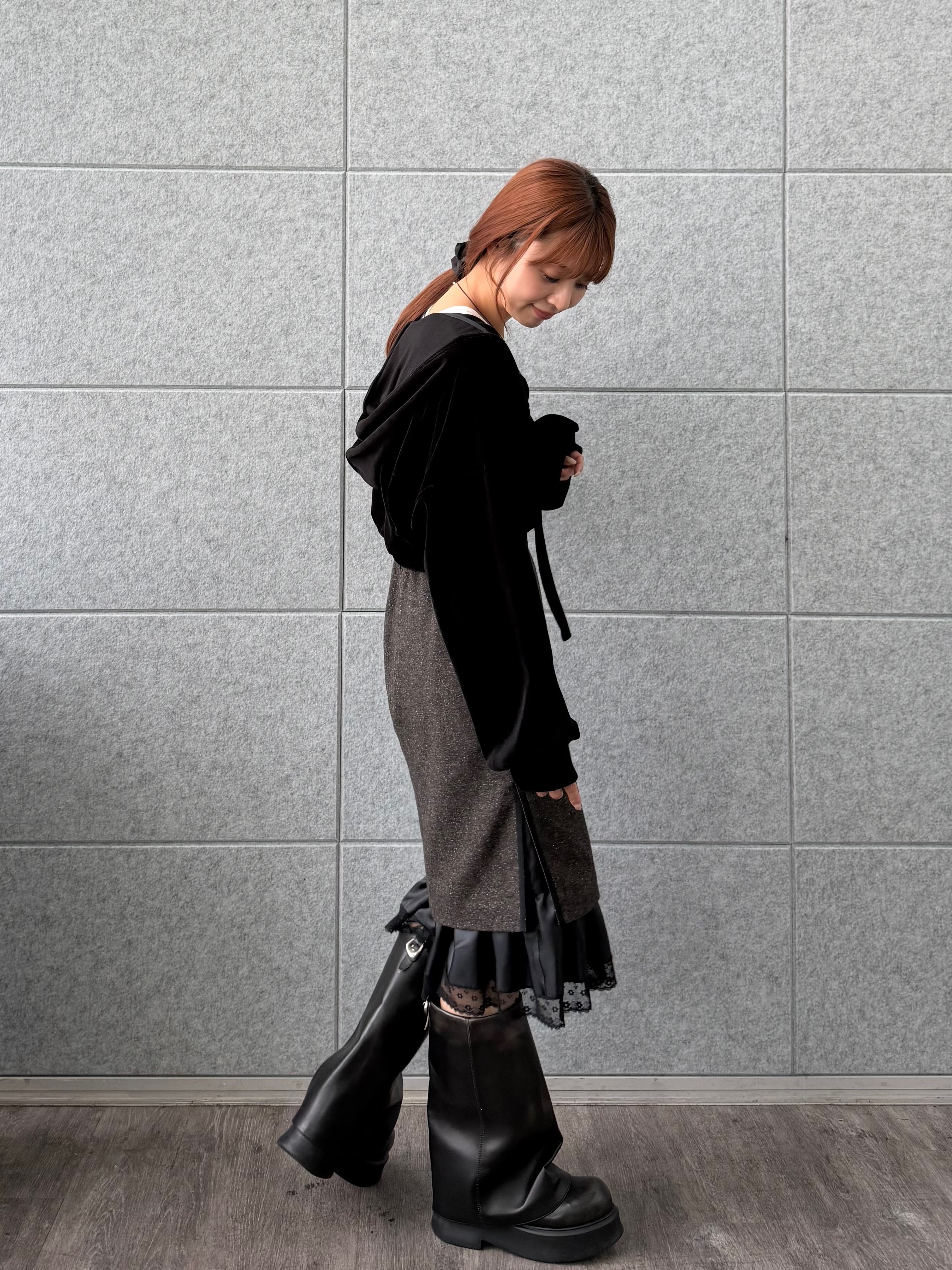 kanamiさんの「CODE A｜velour cropped hoodie」を使ったコーディネート