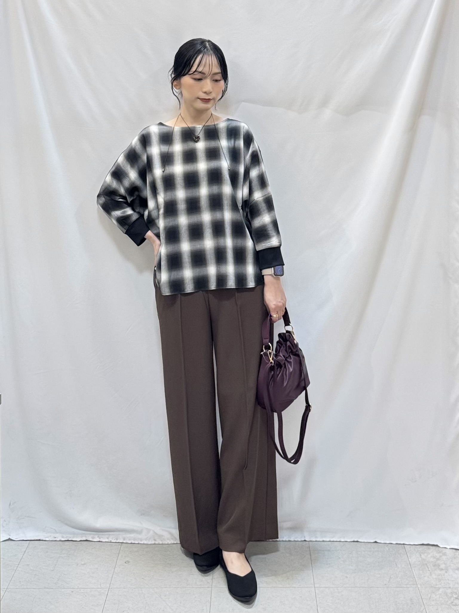 𝐇𝐢𝐫𝐨𝐦𝐢さんの「SHOO･LA･RUE｜【着丈選べる/洗濯後しわになりにくい】インせず着られる ドルマンブラウス」を使ったコーディネート