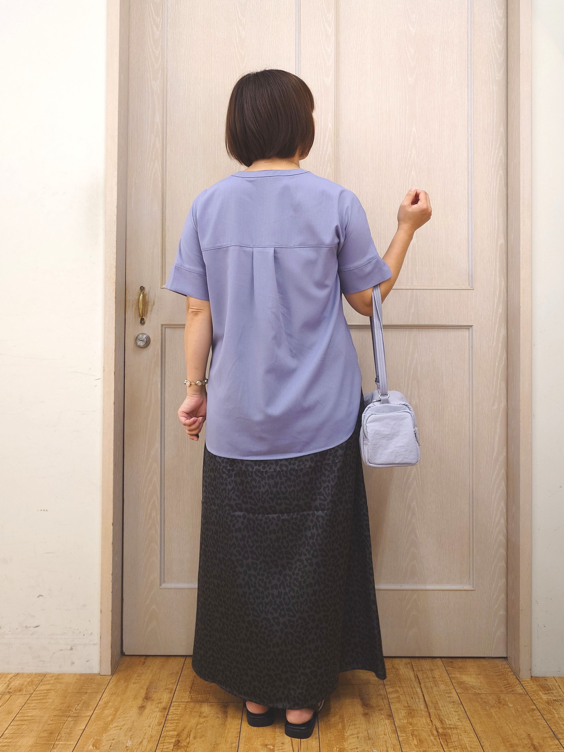 とろろさんの「SHOO･LA･RUE｜【洗濯後しわになりにくい/ひんやり/UV/吸水速乾】Wポケットが目を引く オンオフ使えるスキッパーブ」を使ったコーディネート