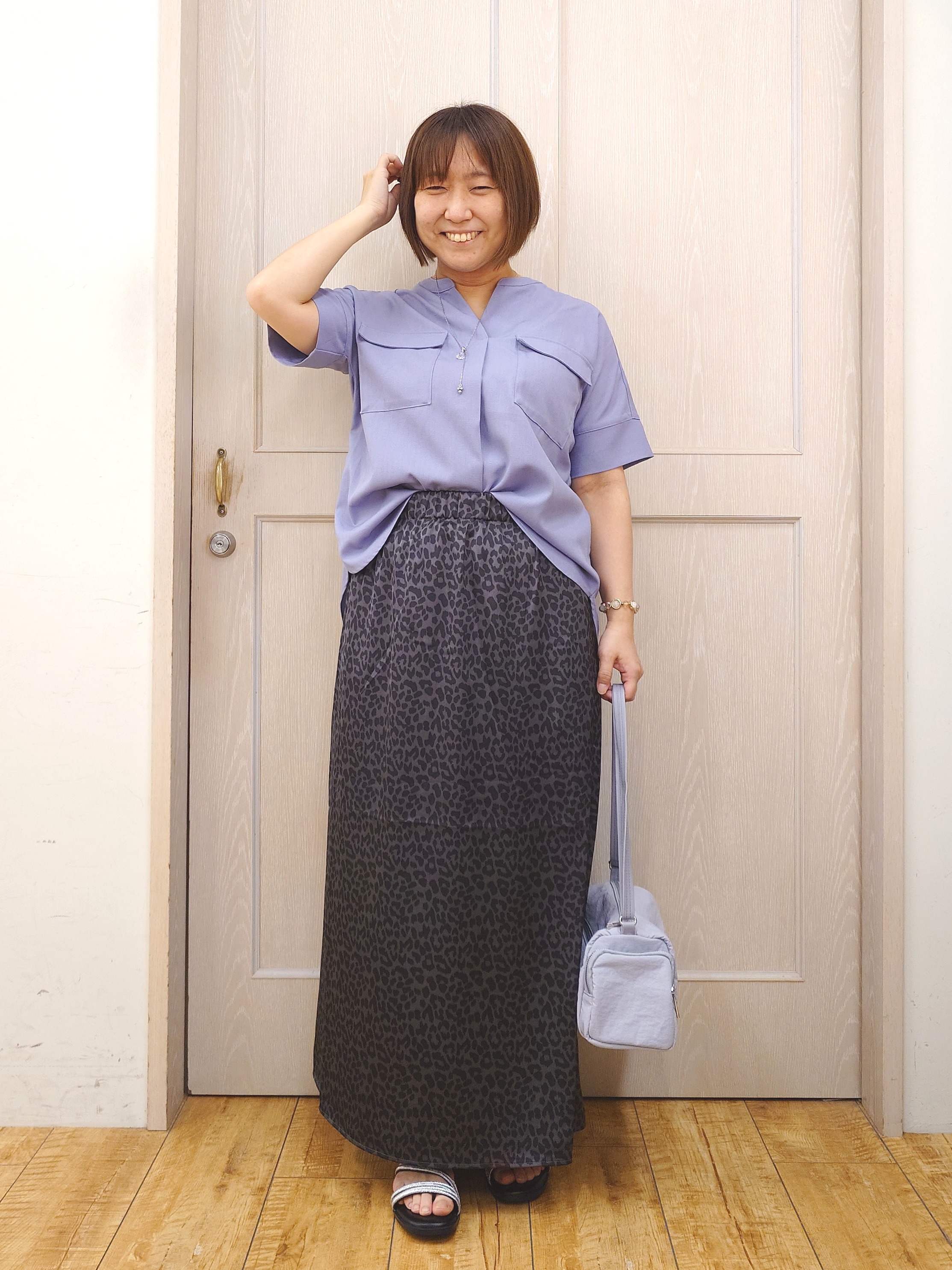 とろろさんの「SHOO･LA･RUE｜【洗濯後しわになりにくい/ひんやり/UV/吸水速乾】Wポケットが目を引く オンオフ使えるスキッパーブ」を使ったコーディネート