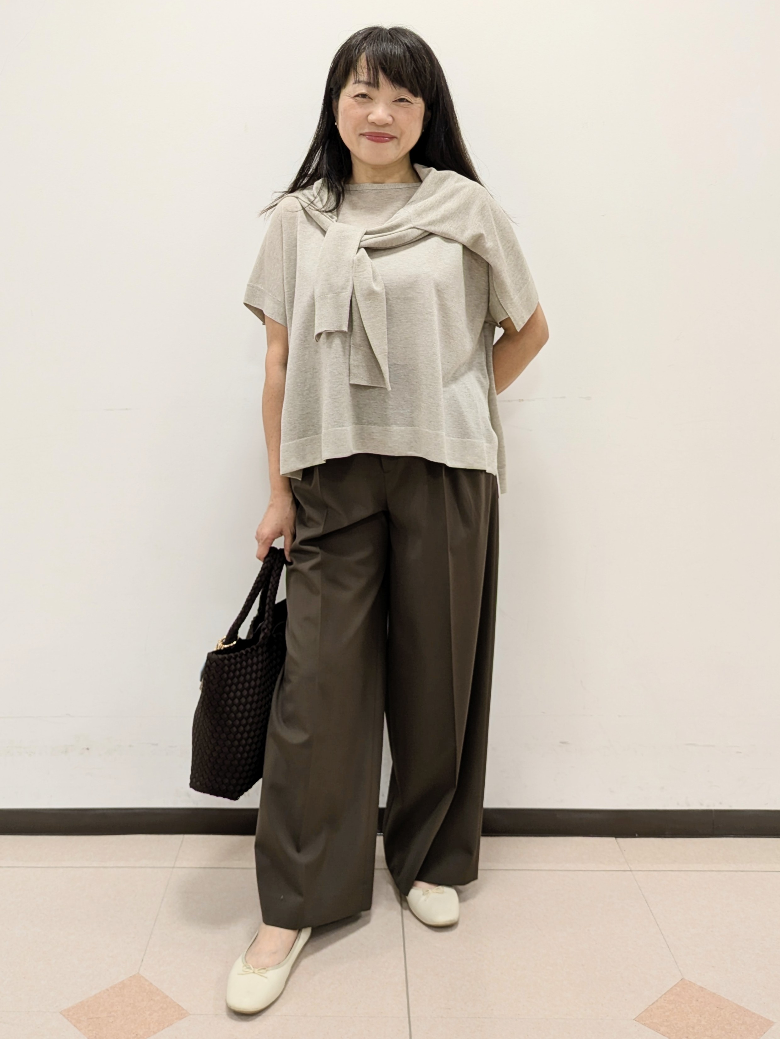 ともさんの「UNTITLED｜【アンサンブル可/品のある透け感】Tシャツ風ニットトップス」を使ったコーディネート