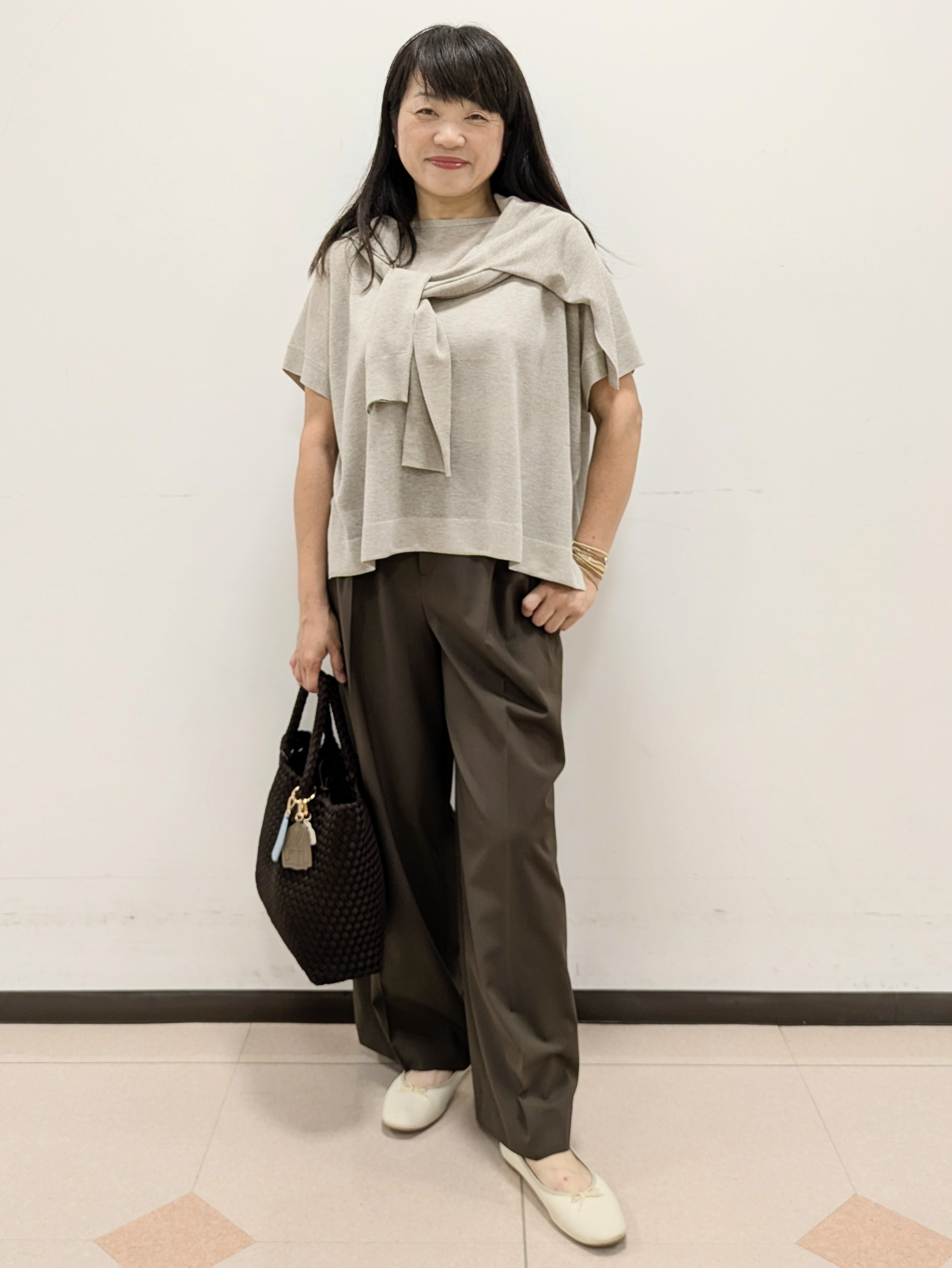 ともさんの「UNTITLED｜【アンサンブル可/品のある透け感】Tシャツ風ニットトップス」を使ったコーディネート