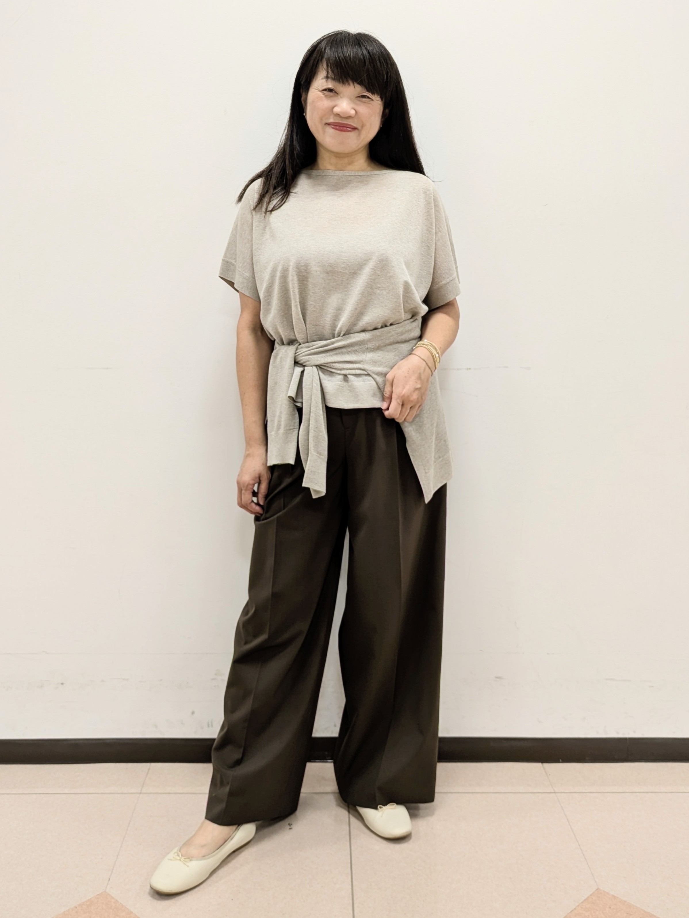 ともさんの「UNTITLED｜【アンサンブル可/品のある透け感】Tシャツ風ニットトップス」を使ったコーディネート
