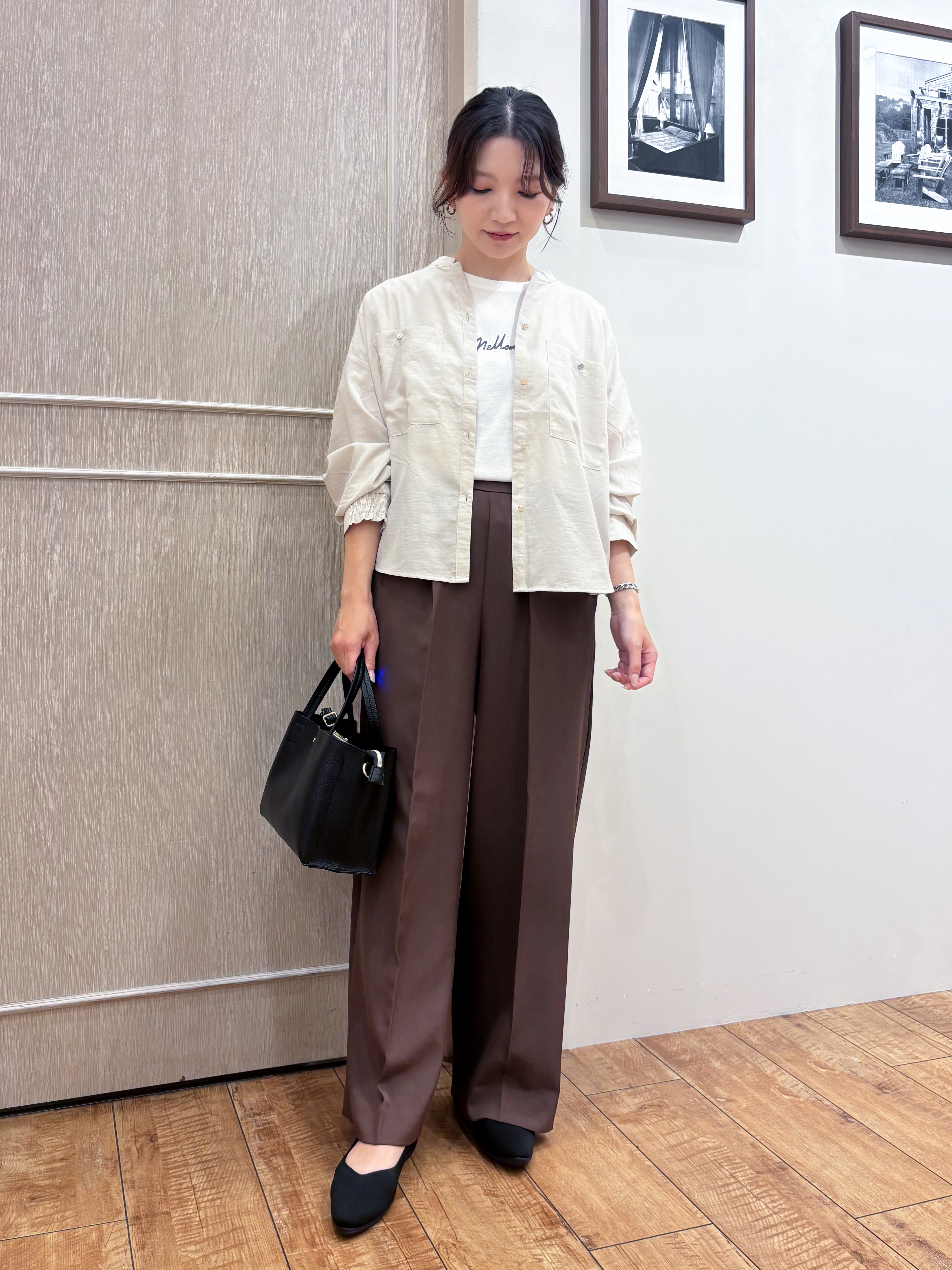 なみさんの「SHOO･LA･RUE｜【洗濯後しわになりにくい/S-LL】こなれ見え ゆるっと キーネック金ボタンポケットシャツ」を使ったコーディネート