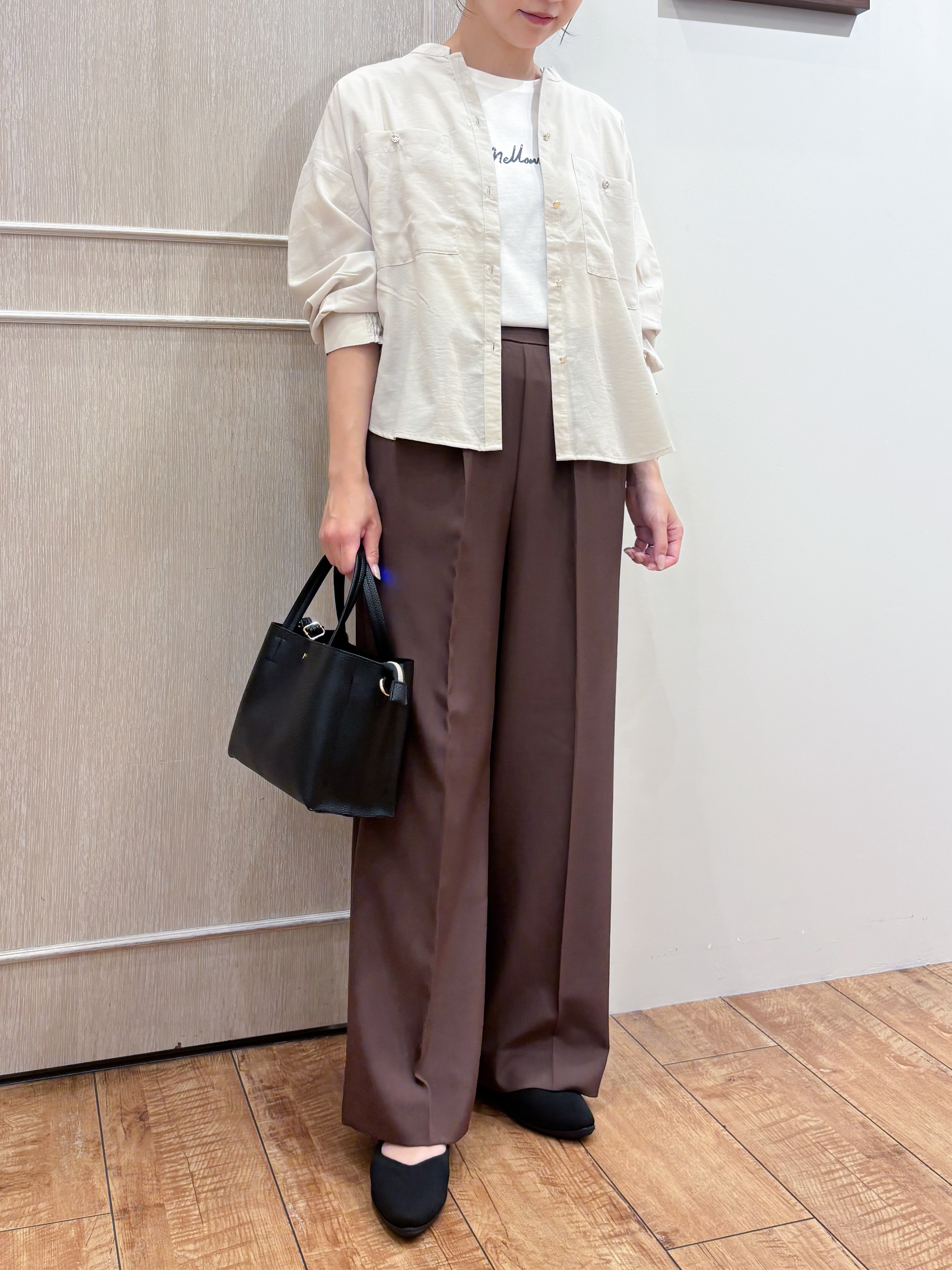 なみさんの「SHOO･LA･RUE｜【洗濯後しわになりにくい/S-LL】こなれ見え ゆるっと キーネック金ボタンポケットシャツ」を使ったコーディネート
